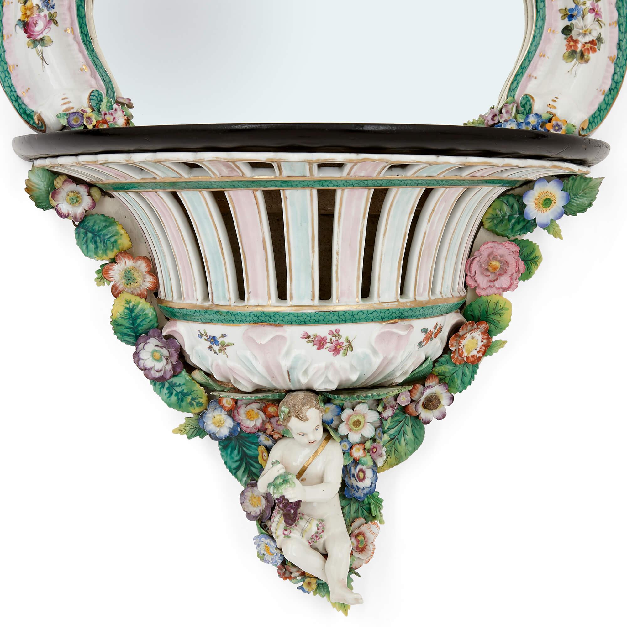 Paire de supports muraux miroirs en porcelaine et bois ébénisé de style Meissen en vente 3