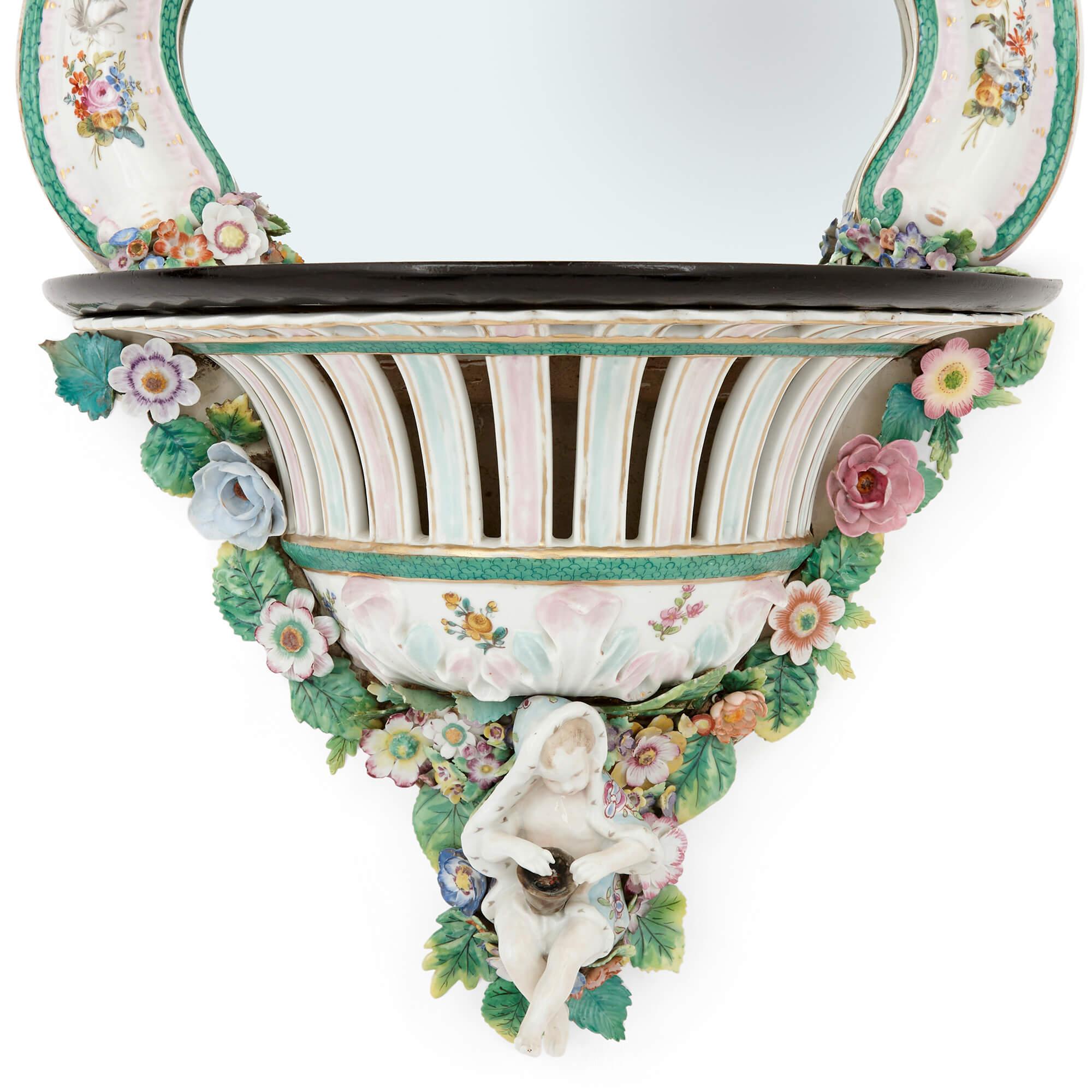 Paire de supports muraux miroirs en porcelaine et bois ébénisé de style Meissen en vente 4