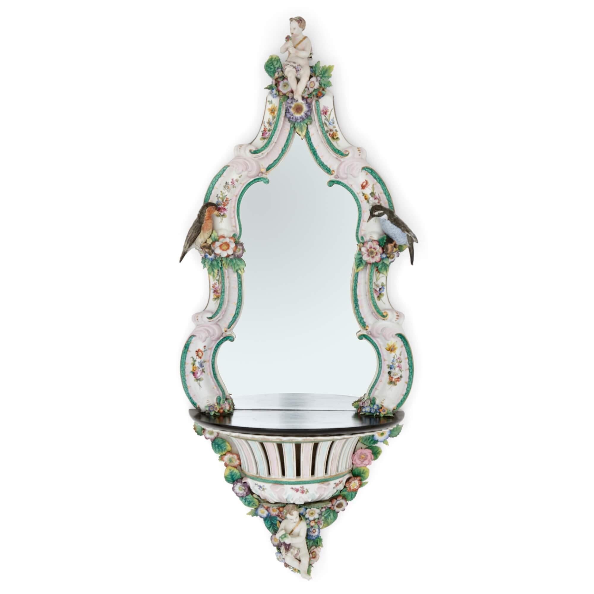 Rococo Paire de supports muraux miroirs en porcelaine et bois ébénisé de style Meissen en vente
