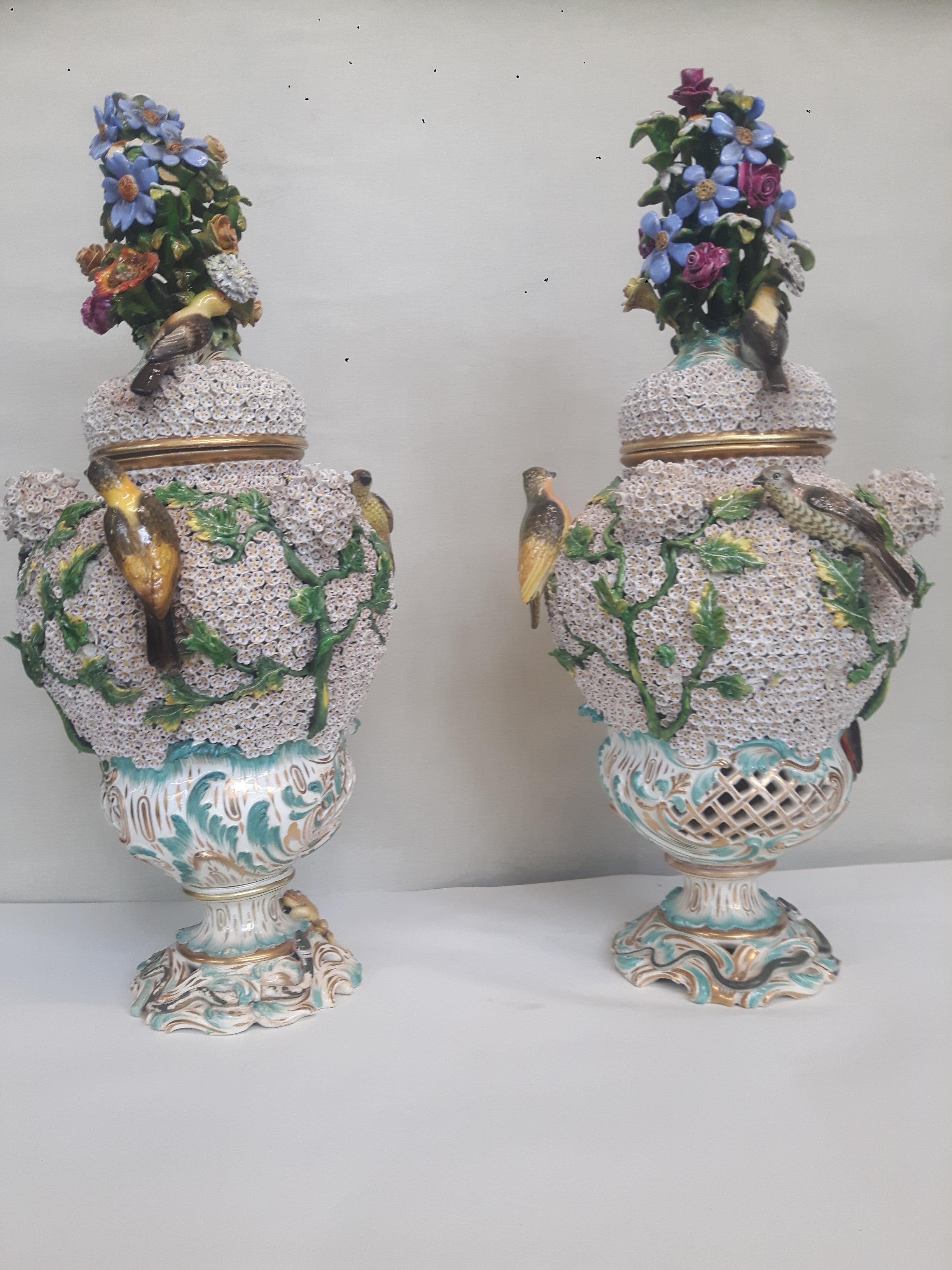 Pair of Meissen Style 'Schneeballers' Vases In Good Condition For Sale In London, GB