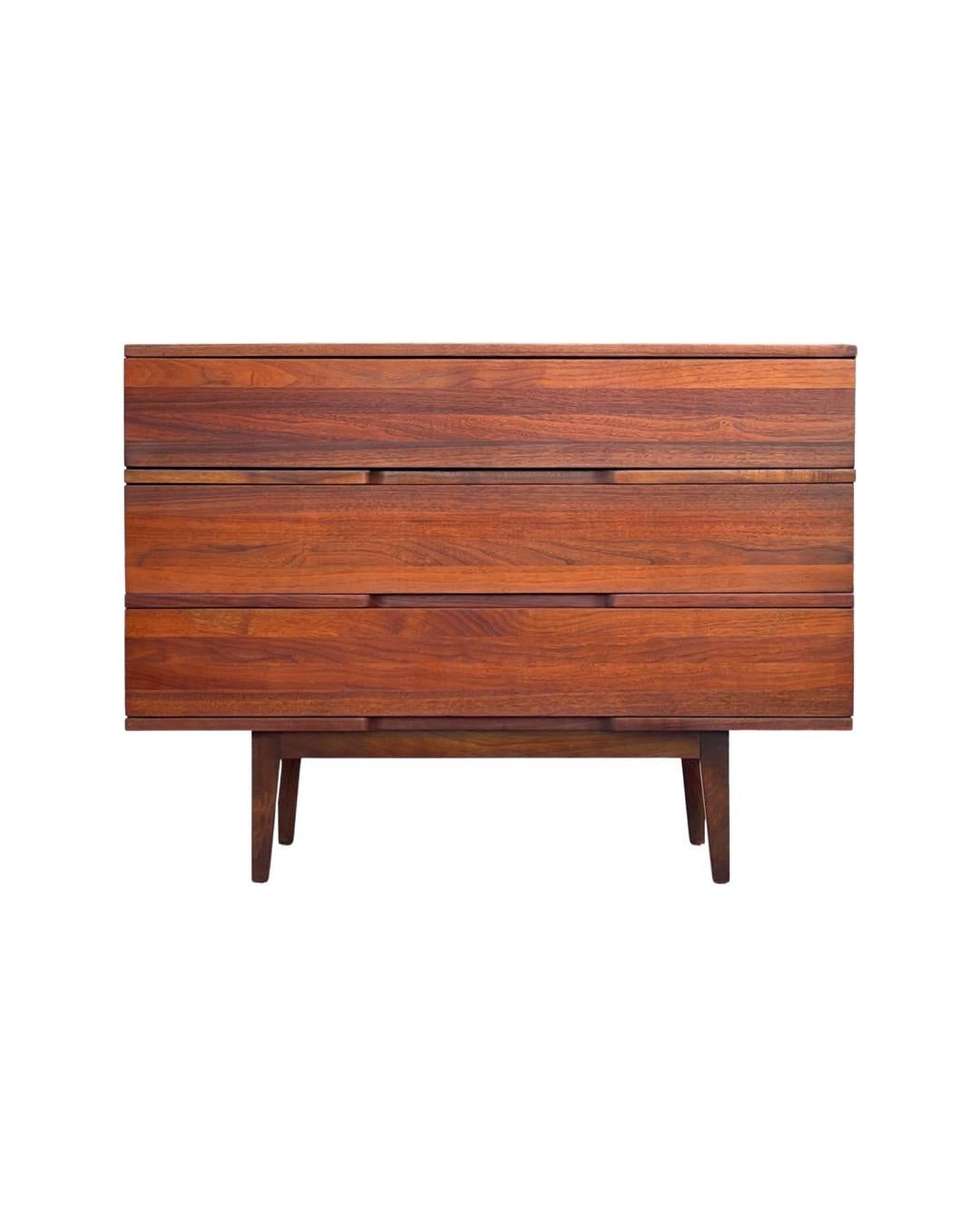 Pair of Mel Smilow for Smilow-Thielle Midcentury Bachelors Chests in Walnut In Good Condition In Framingham, MA