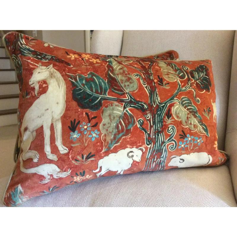 Bellissimo velluto della designer Melissa White per Zoffany. Arden è un motivo trovato su una parete murale di un maniero del XV secolo in Inghilterra e reinventato su questo ricco velluto rosso veneziano. Caratterizzati da un pavimento di foresta