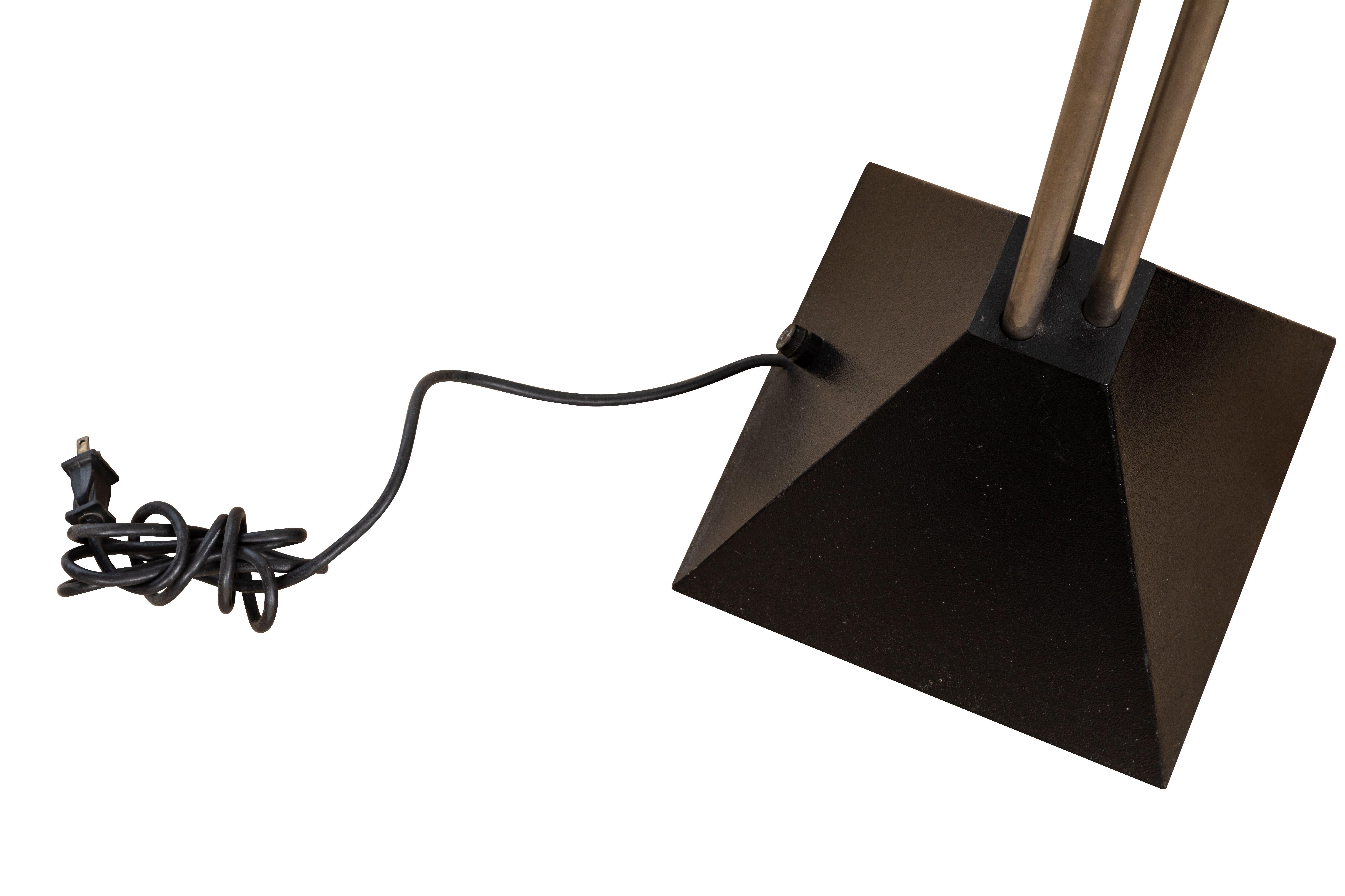 Paire de lampadaires 'Memphis' par Ron Rezek, vintage, 1980
Lampadaire torchère en métal, 3 tiges en métal sur base pyramidale noire à 4 côtés, abat-jour torchère bol noir. Fonctionne au toucher, fonctionne à merveille.