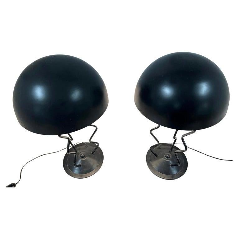Coppia di lampade a ghirigoro in acciaio in stile post moderno Memphis Finitura nera con paralumi a cupola in acciaio. Buone condizioni vintage. Entrambe le lampade funzionano bene con un cavo americano standard da 120v. Ogni lampada è dotata di (1)