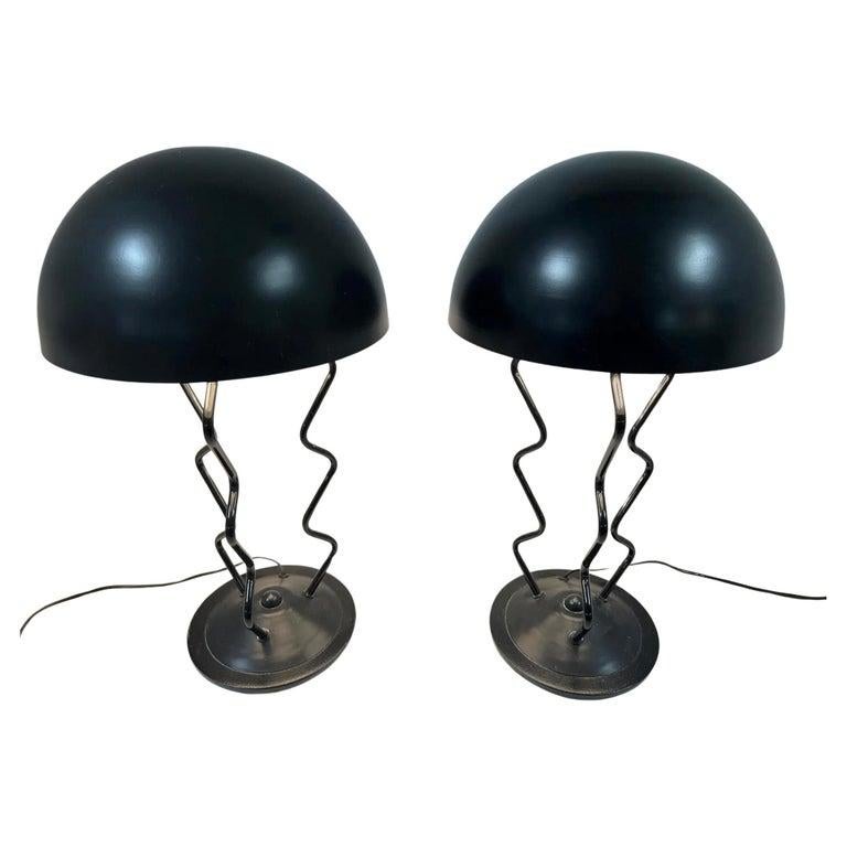 Italiano Coppia di lampade a cupola in acciaio a ghirigori in stile post moderno Memphis Milano in nero in vendita