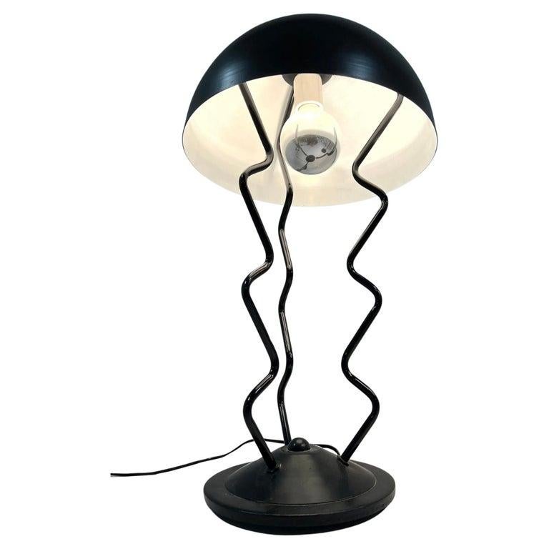 Oggetti in metallo Coppia di lampade a cupola in acciaio a ghirigori in stile post moderno Memphis Milano in nero in vendita