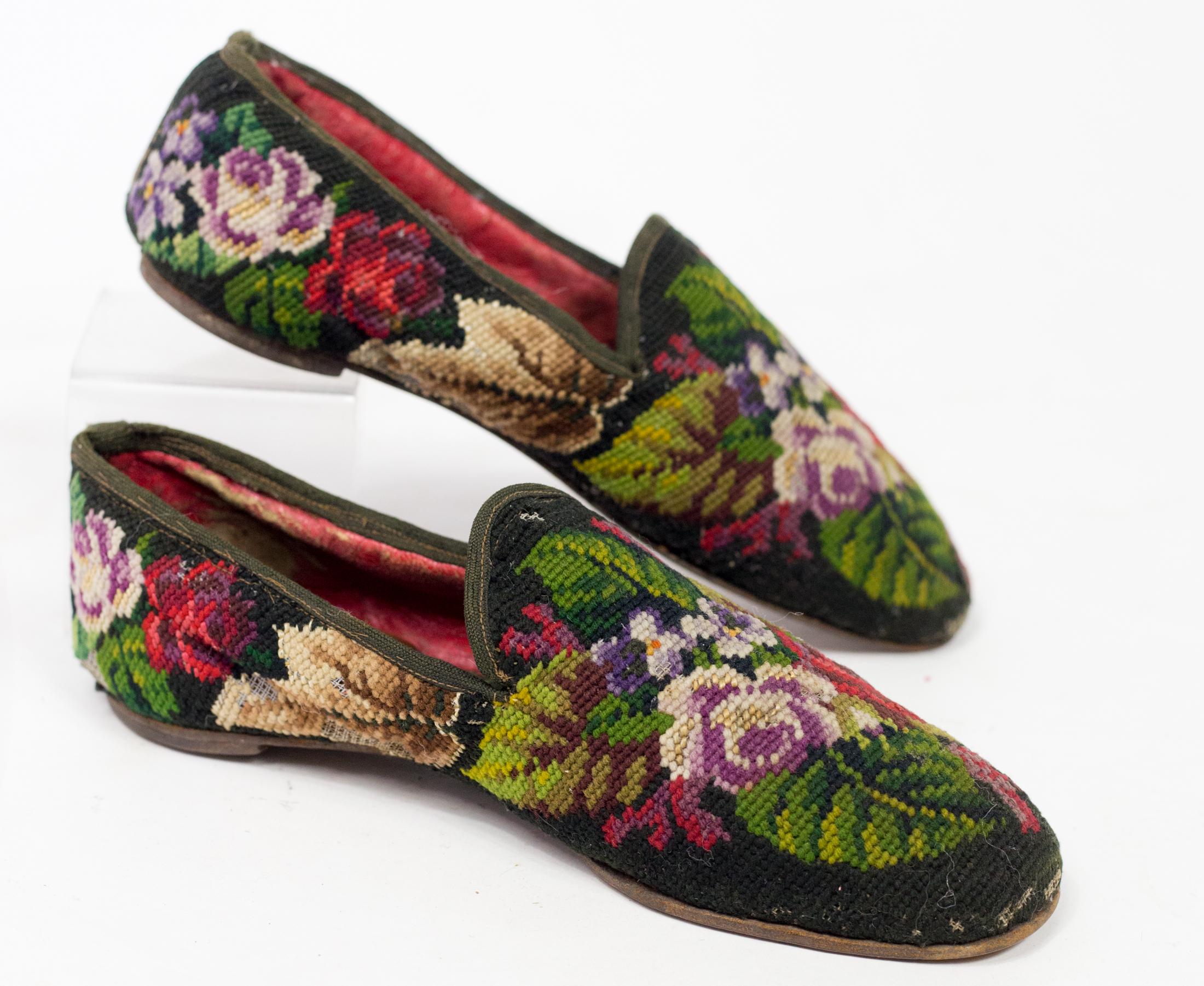 Pair of men's slippers in stitch point tapestry - France Circa 1860 3