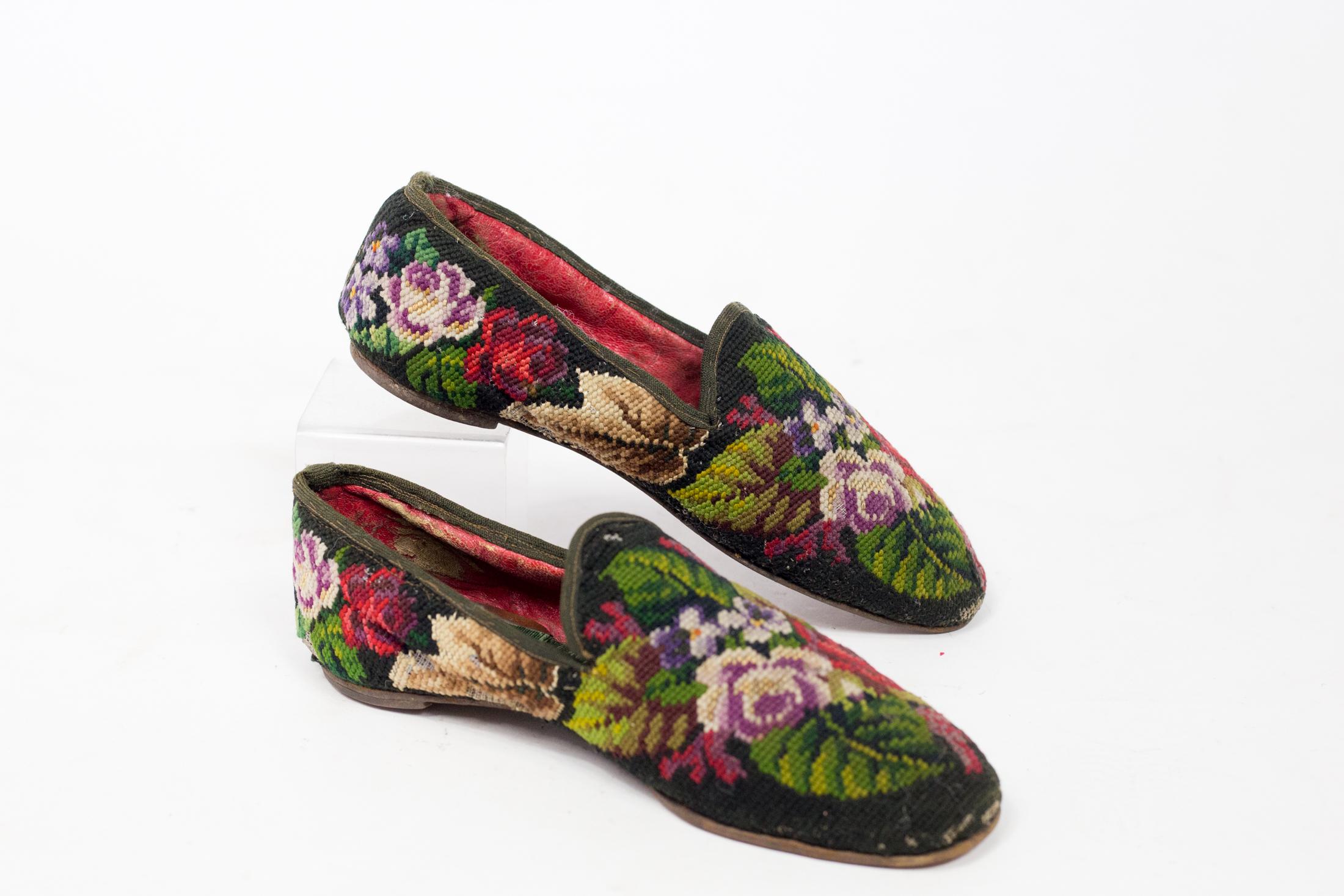 Pair of men's slippers in stitch point tapestry - France Circa 1860 4