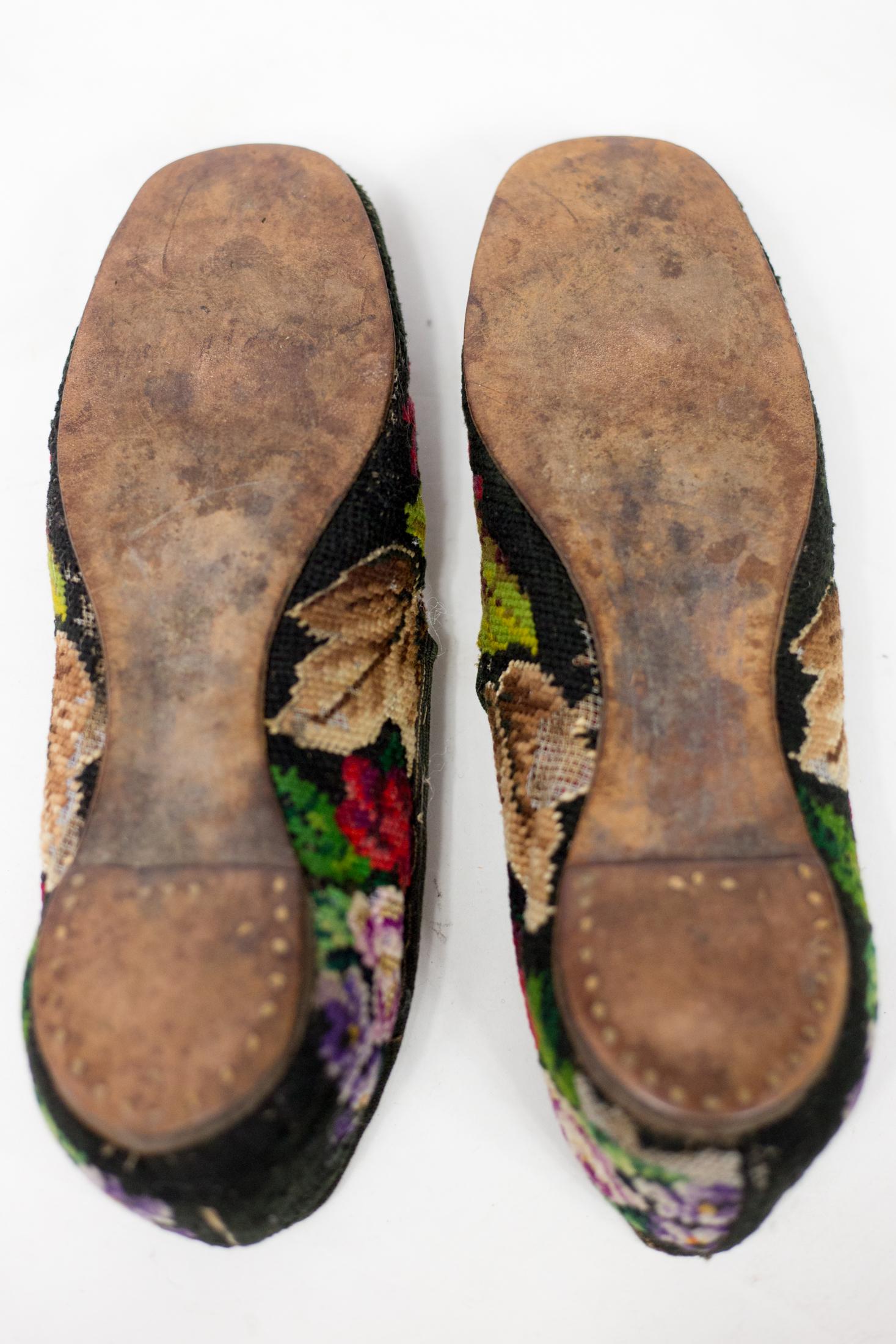 Pair of men's slippers in stitch point tapestry - France Circa 1860 1