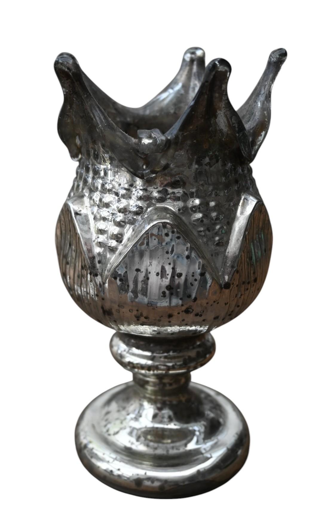 Coppia di vasi in vetro mercurio églomisé con patina antica in buone condizioni.
Altezza 19,5 cm ciascuno, diametro dall'alto 10,5 cm.