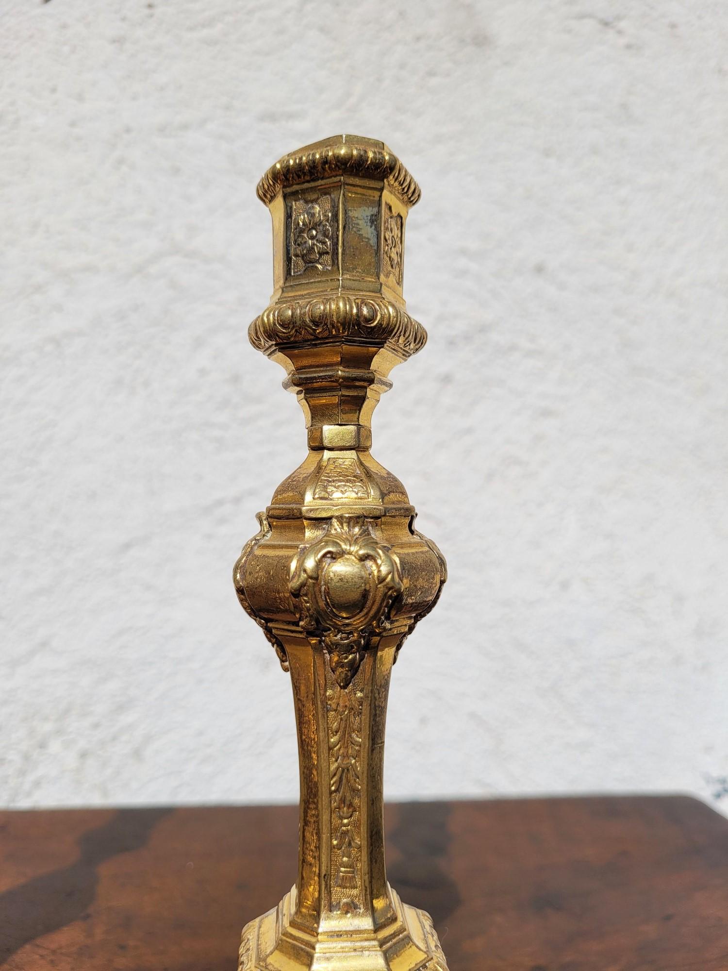 Coppia di deliziosi candelabri in bronzo dorato, in stile Luigi XIV ma di epoca ottocentesca

Doratura al mercurio, alcune tracce di usura

Altezza 25 cm
diametro della base: circa 15 cm

