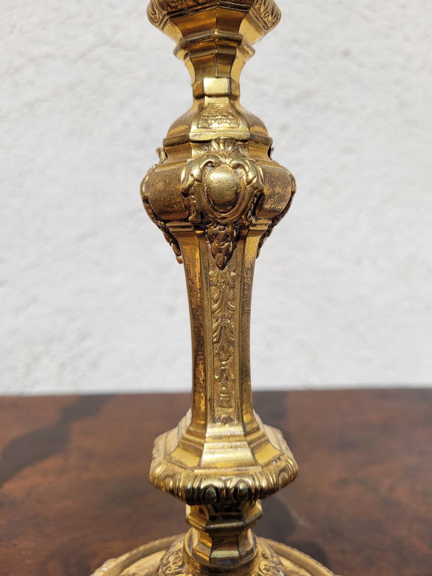 Restaurazione Coppia di candelabri in bronzo dorato al mercurio, XIX secolo in vendita