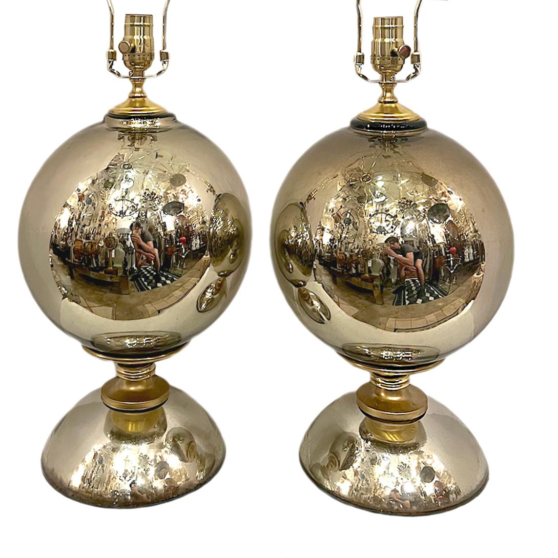 Zwei französische Quecksilberglas-Tischlampen aus den 1950er Jahren.

Abmessungen:
Höhe des Körpers: 16