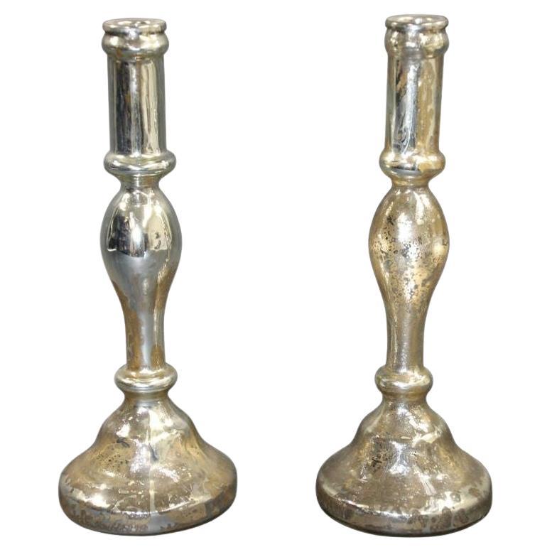 Paire de chandeliers argentés en verre mercuré