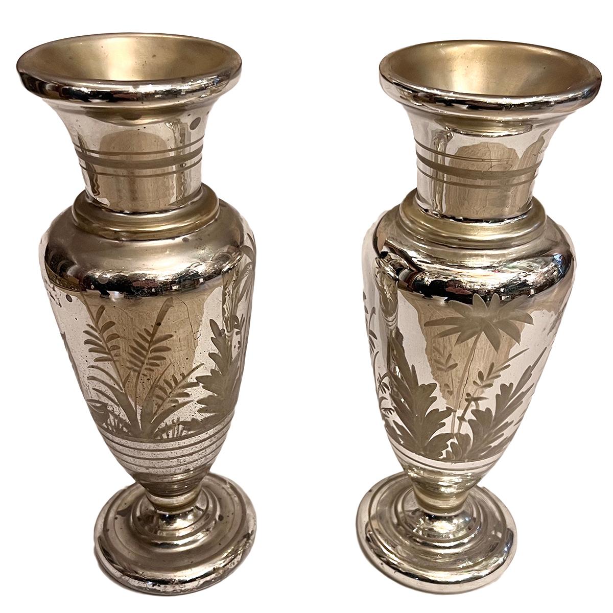 Paar französische Vasen aus geätztem Quecksilberglas aus den 1920er Jahren. Verkauft als Paar.

Abmessungen:
Höhe: 12.5