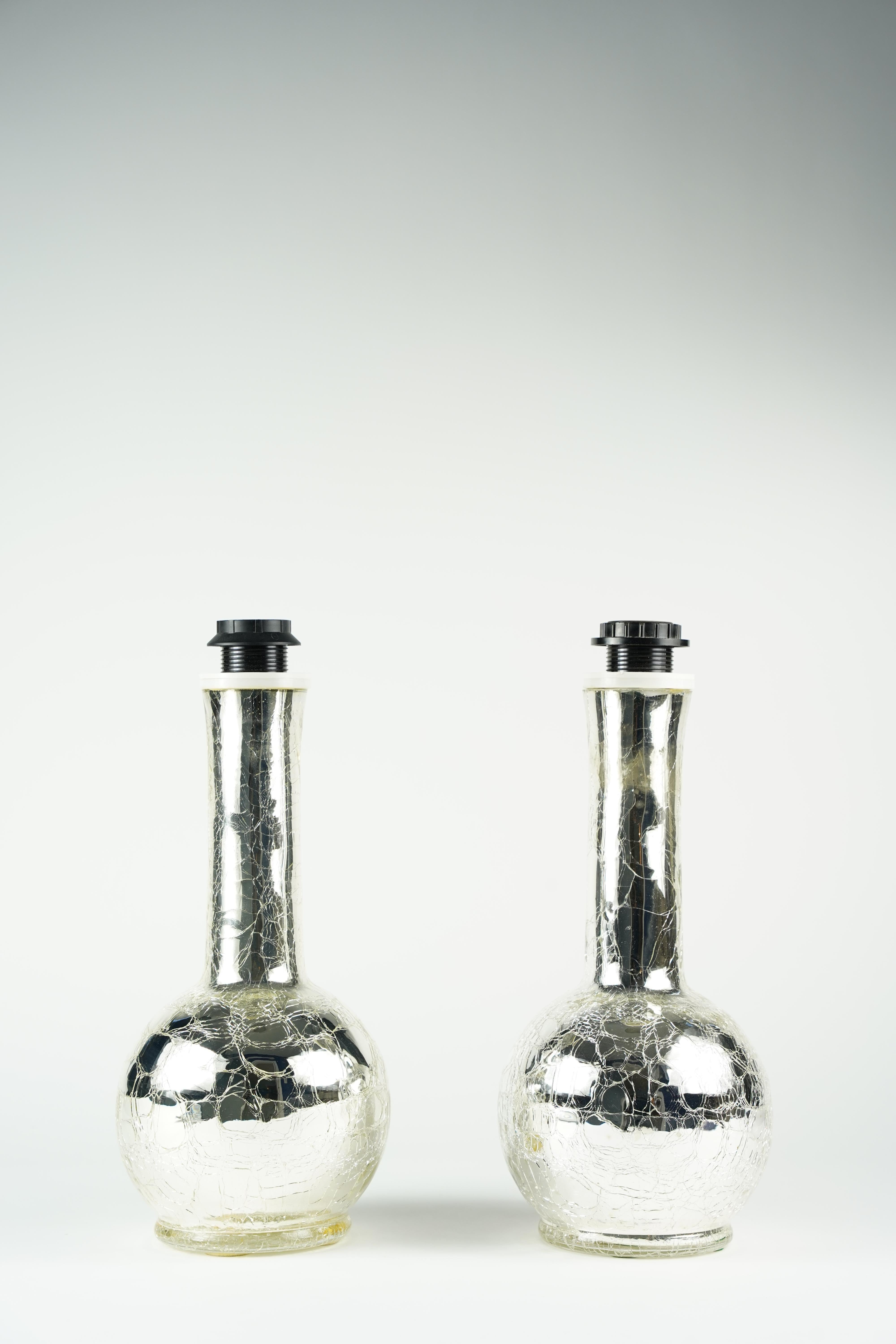 Paire de lampes de table Mercury silver crackle par Luxus, Suède, 1970, Câblées pour les Etats-Unis, Abat-jours non inclus.
La hauteur est celle du verre, ils mesurent donc environ 23