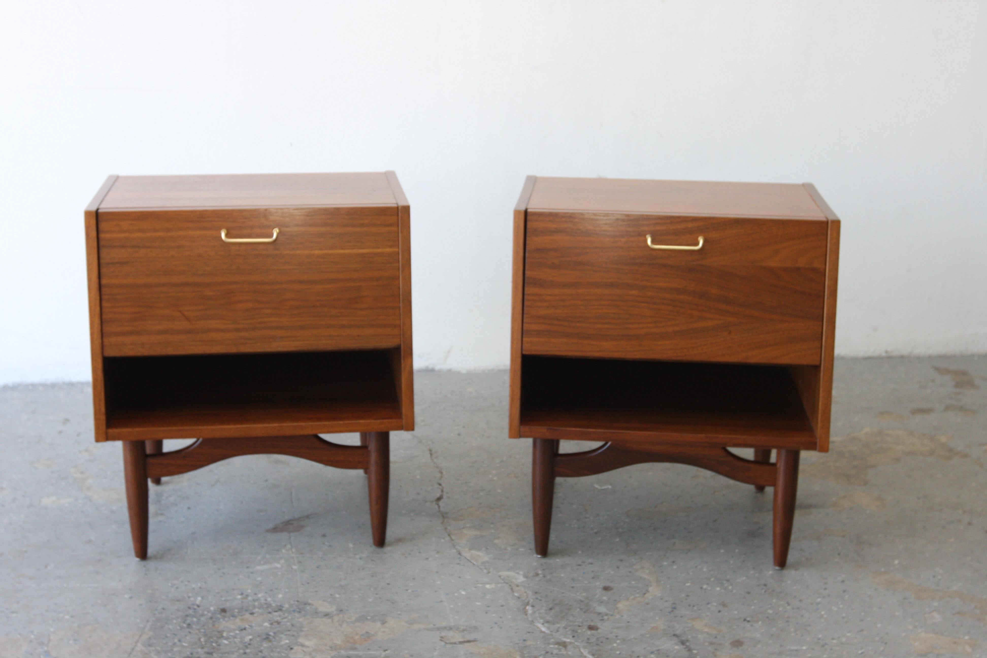 Pair of Merton Gershun for American of Martinsville Mid Century Nightstands For Sale 4