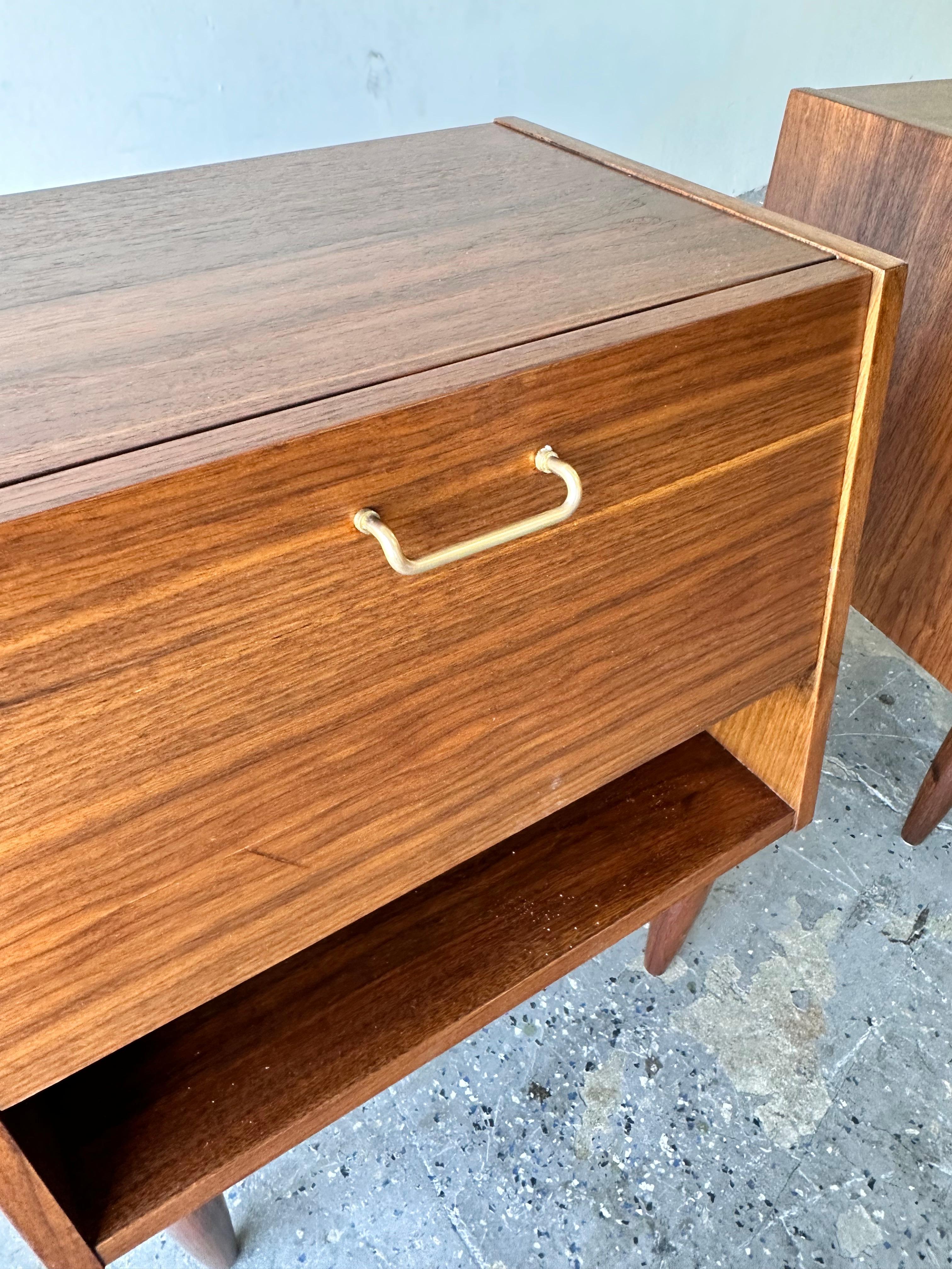 Pair of Merton Gershun for American of Martinsville Mid Century Nightstands For Sale 8