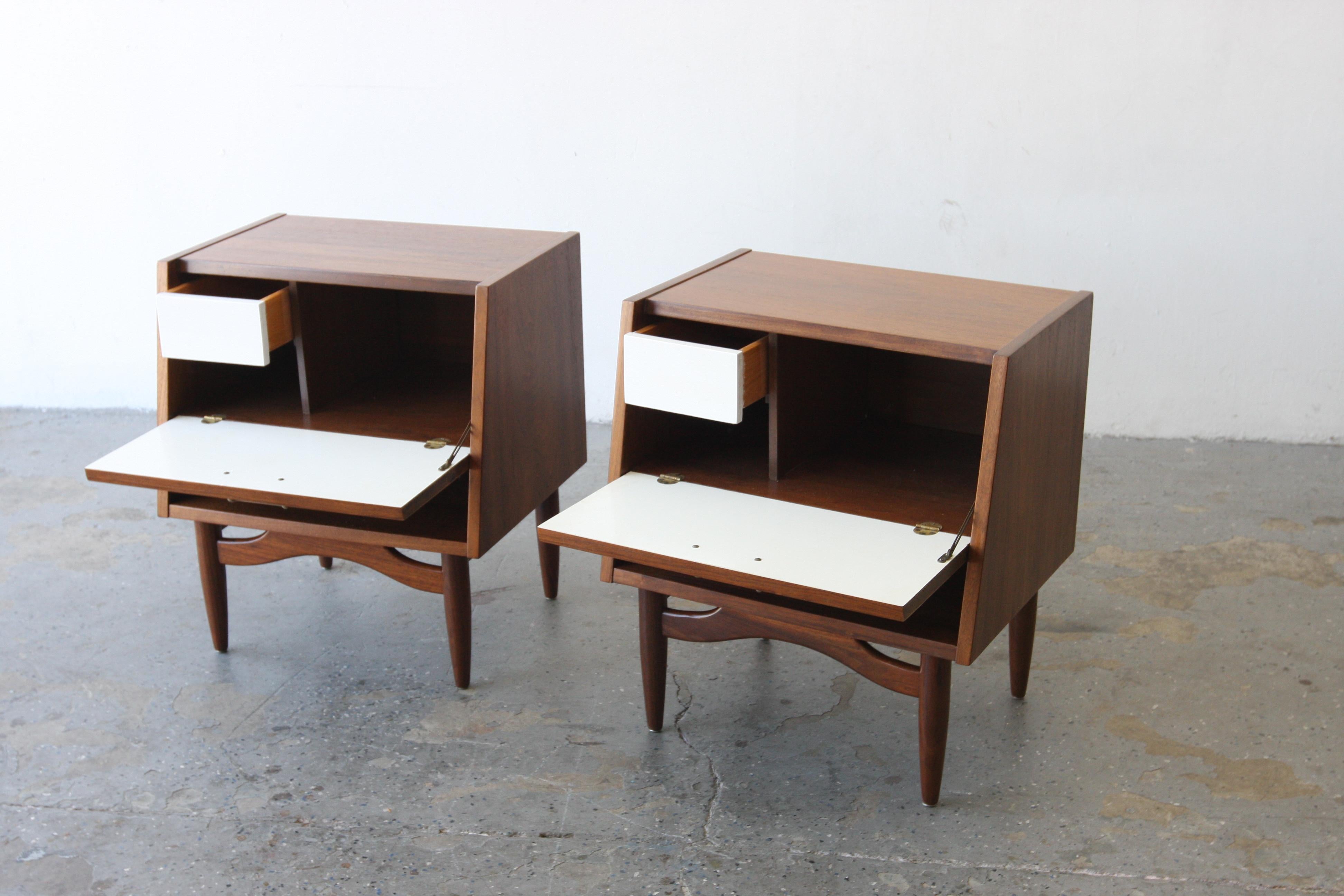 Pair of Merton Gershun for American of Martinsville Mid Century Nightstands In Good Condition For Sale In Las Vegas, NV