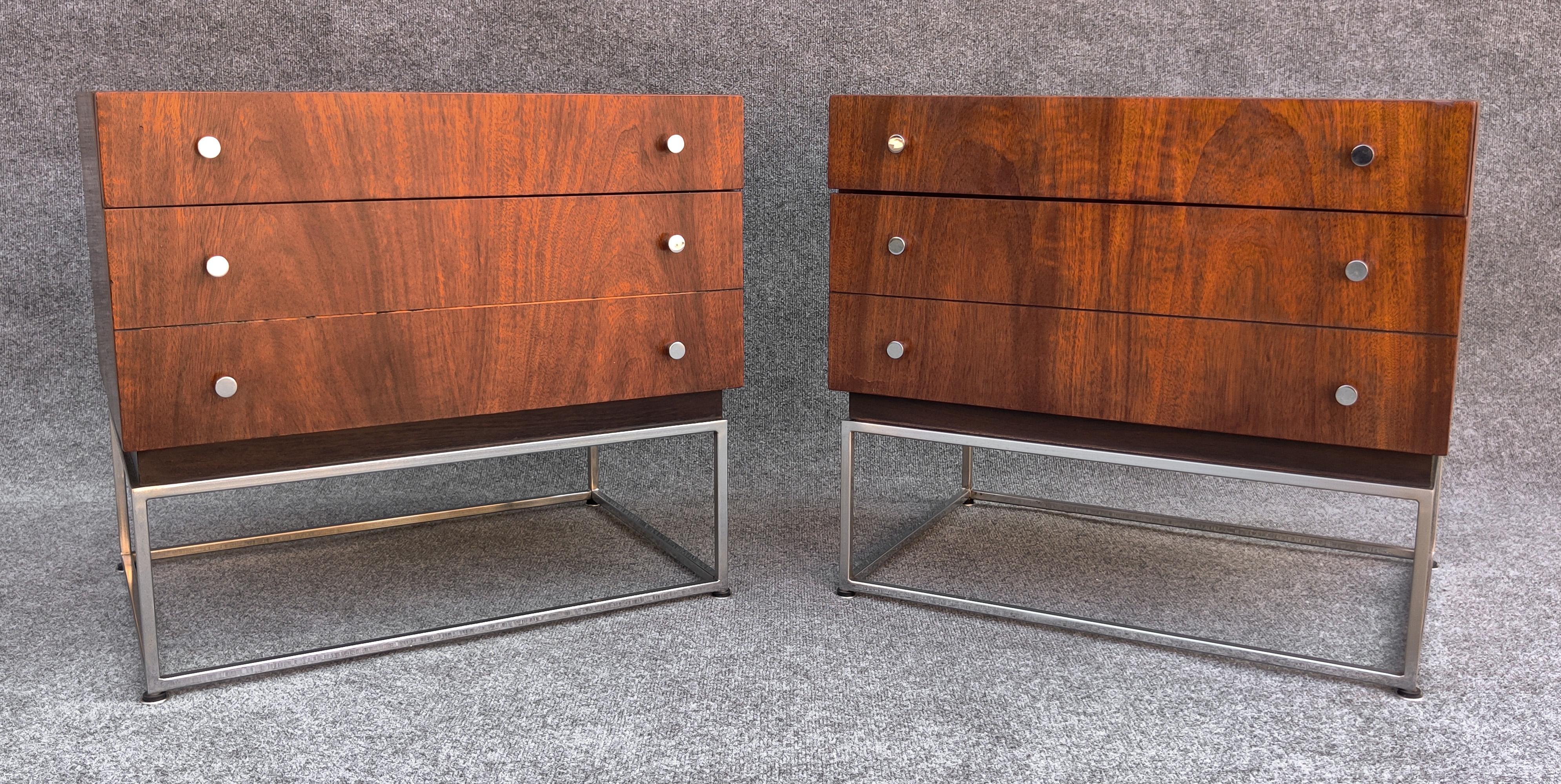 Américain Paire de tables de nuit ou de chevets Merton Gershun pour American of Martinsville en vente