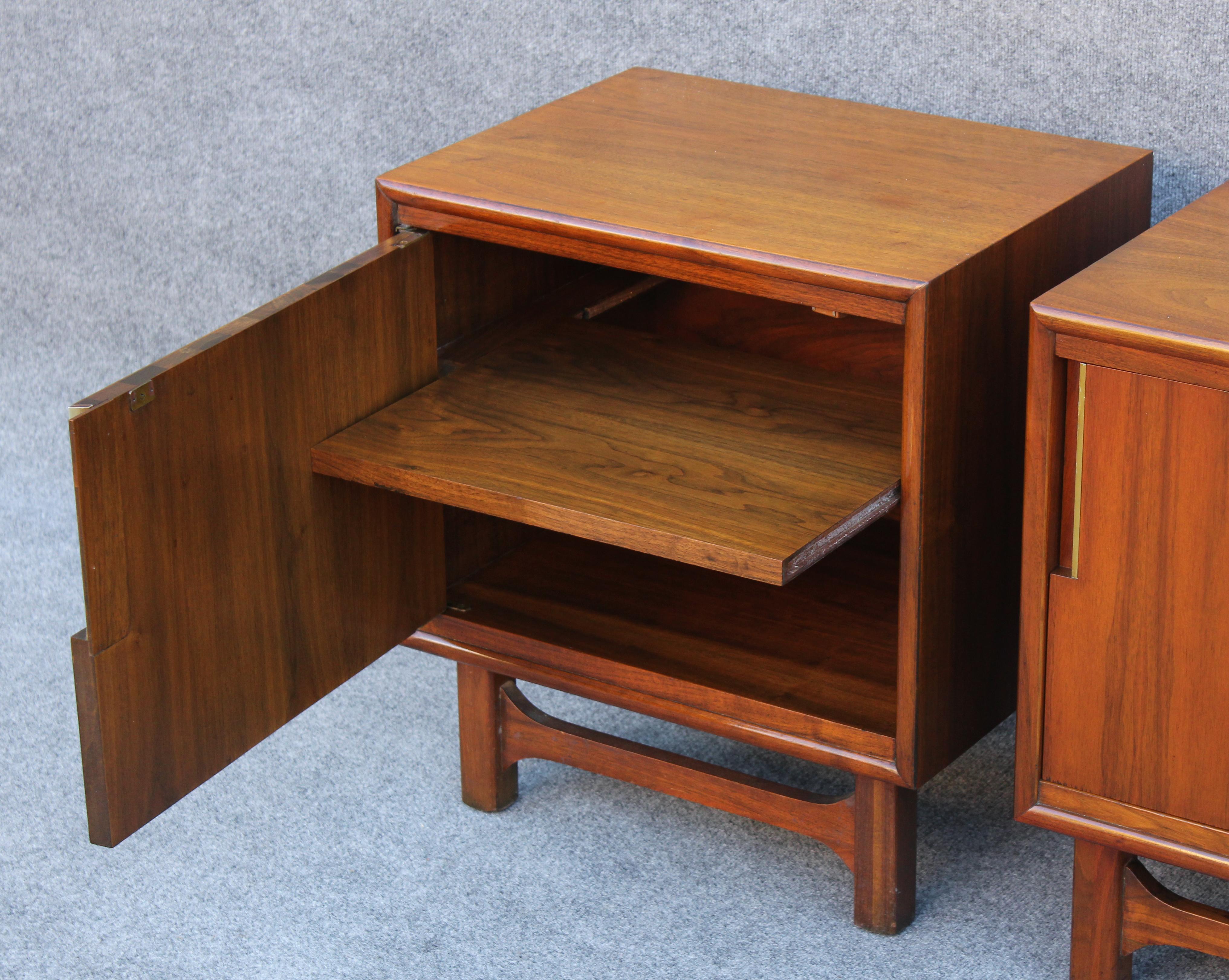 Pair of Merton Gershun for Cavalier Mid-Century Modern Walnut Brass Nightstands For Sale 5