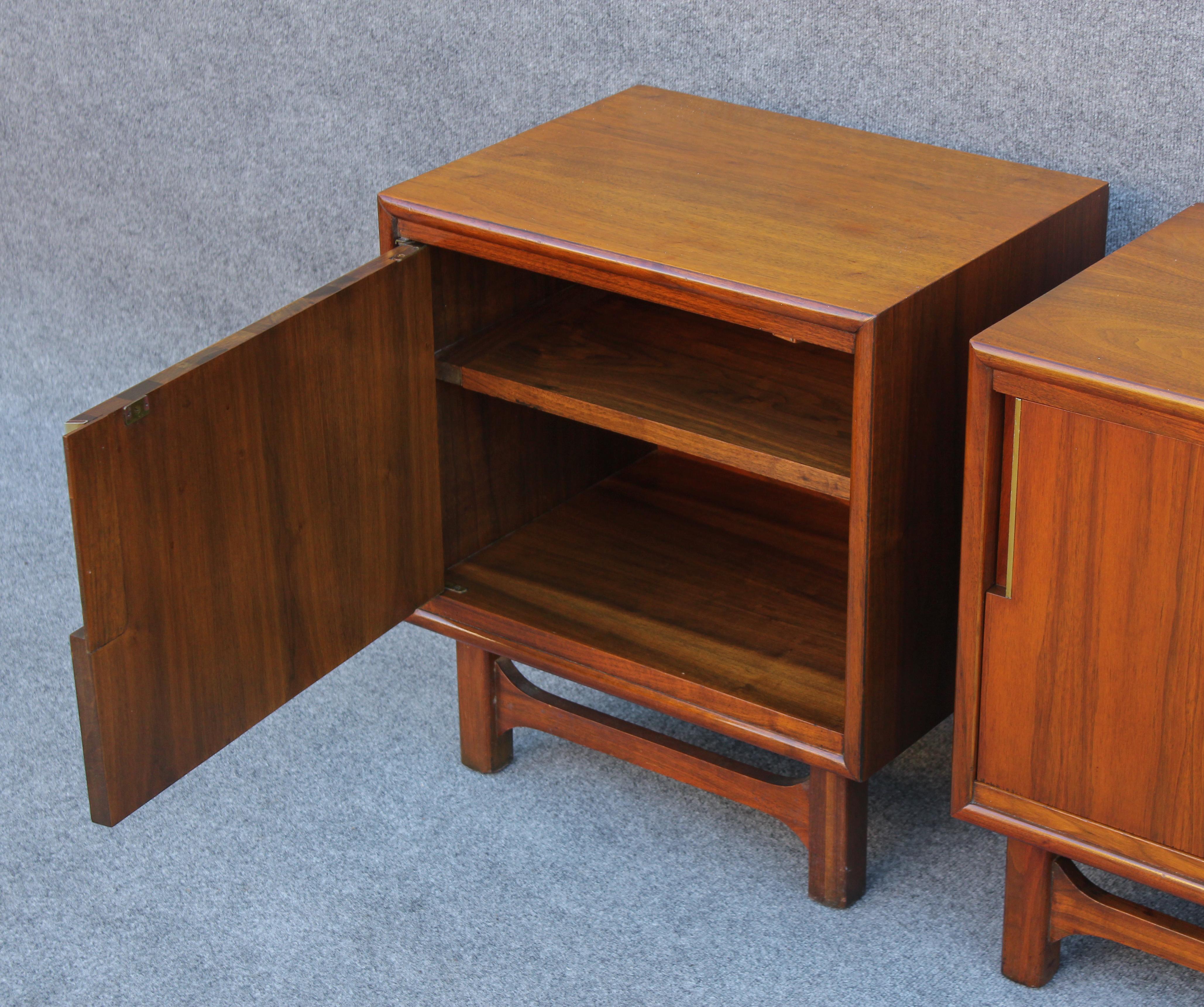 Pair of Merton Gershun for Cavalier Mid-Century Modern Walnut Brass Nightstands For Sale 4