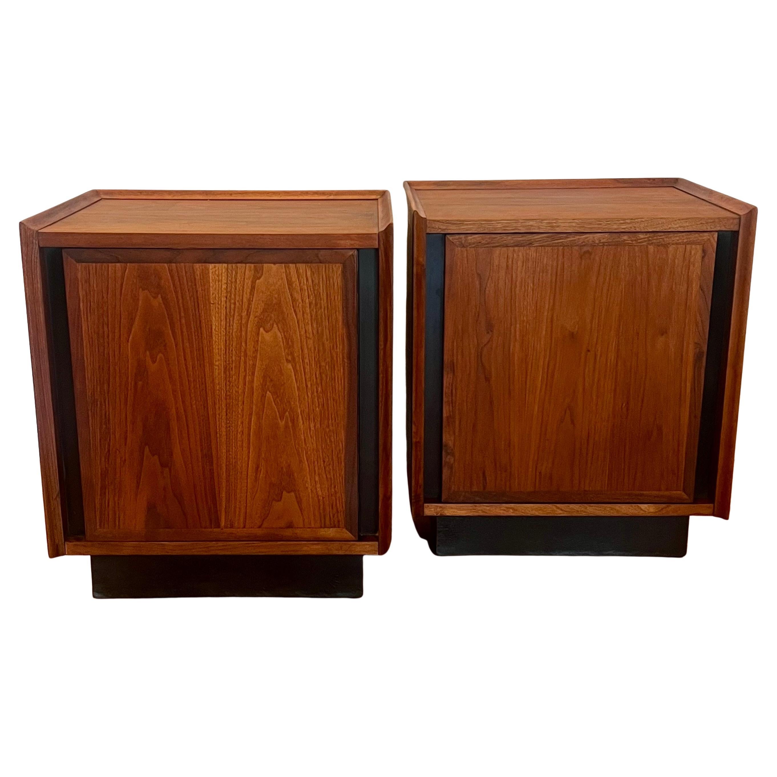 We are very pleased to offer a beautiful elegant pair of mid-century nightstands by Merton Gershun for Dillingham as part of the 
