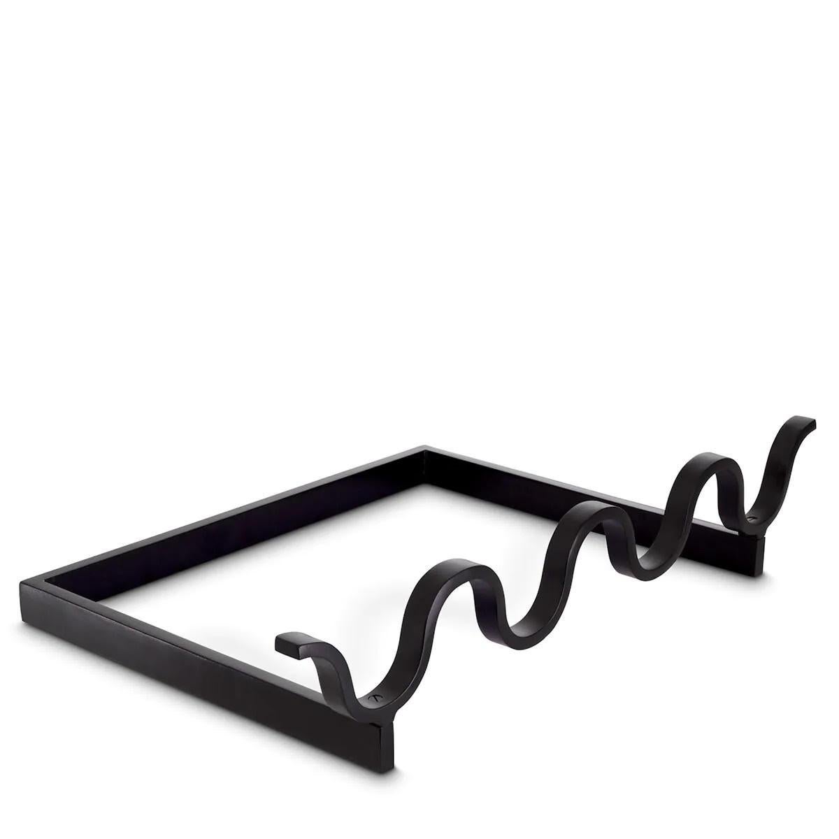 Coppia di ferri da stiro in metallo con finitura nera. Eleganza e minimalismo.

Un accessorio ideale per qualsiasi camino moderno.
Questi robusti candelabri in metallo hanno una finitura nera. La barra ondulata nella parte anteriore mantiene i ceppi