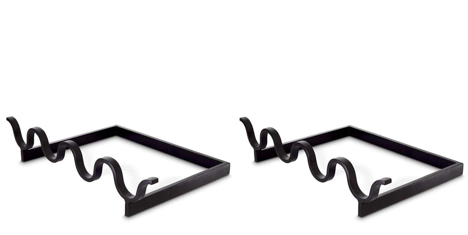 XXI secolo e contemporaneo Coppia di ferri da stiro in metallo con finitura nera. Eleganza e minimalismo. in vendita