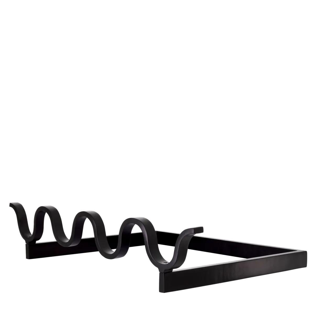 Coppia di ferri da stiro in metallo con finitura nera. Eleganza e minimalismo. in vendita 1