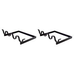 Paar Metall und Bügeleisen mit schwarzer Oberfläche. Eleganz und Minimalismus.