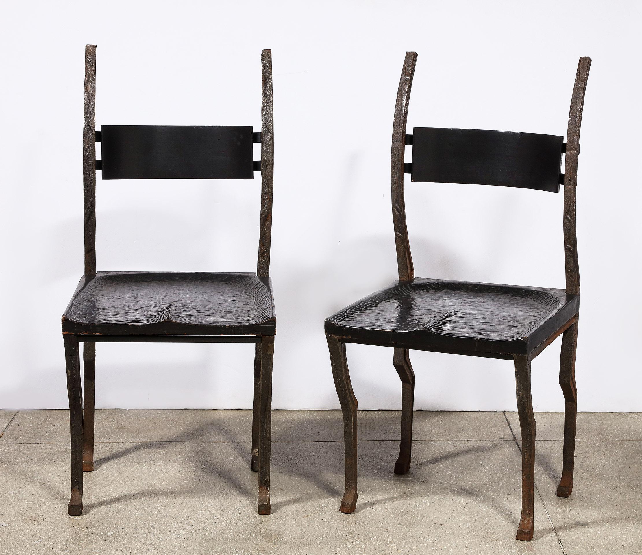 Pareja de sillas de metal de Laura Johnson Drake Tallado a mano en venta