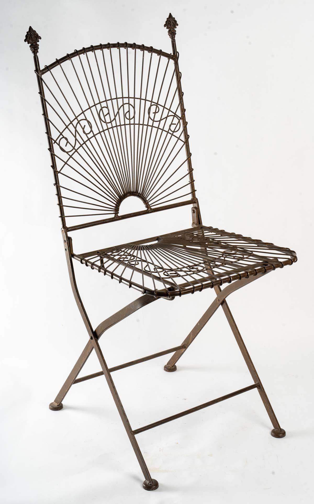 Pair of metal chairs, modern work, 20th century.
Measures: H: 93 cm, W: 38 cm, D: 40 cm.