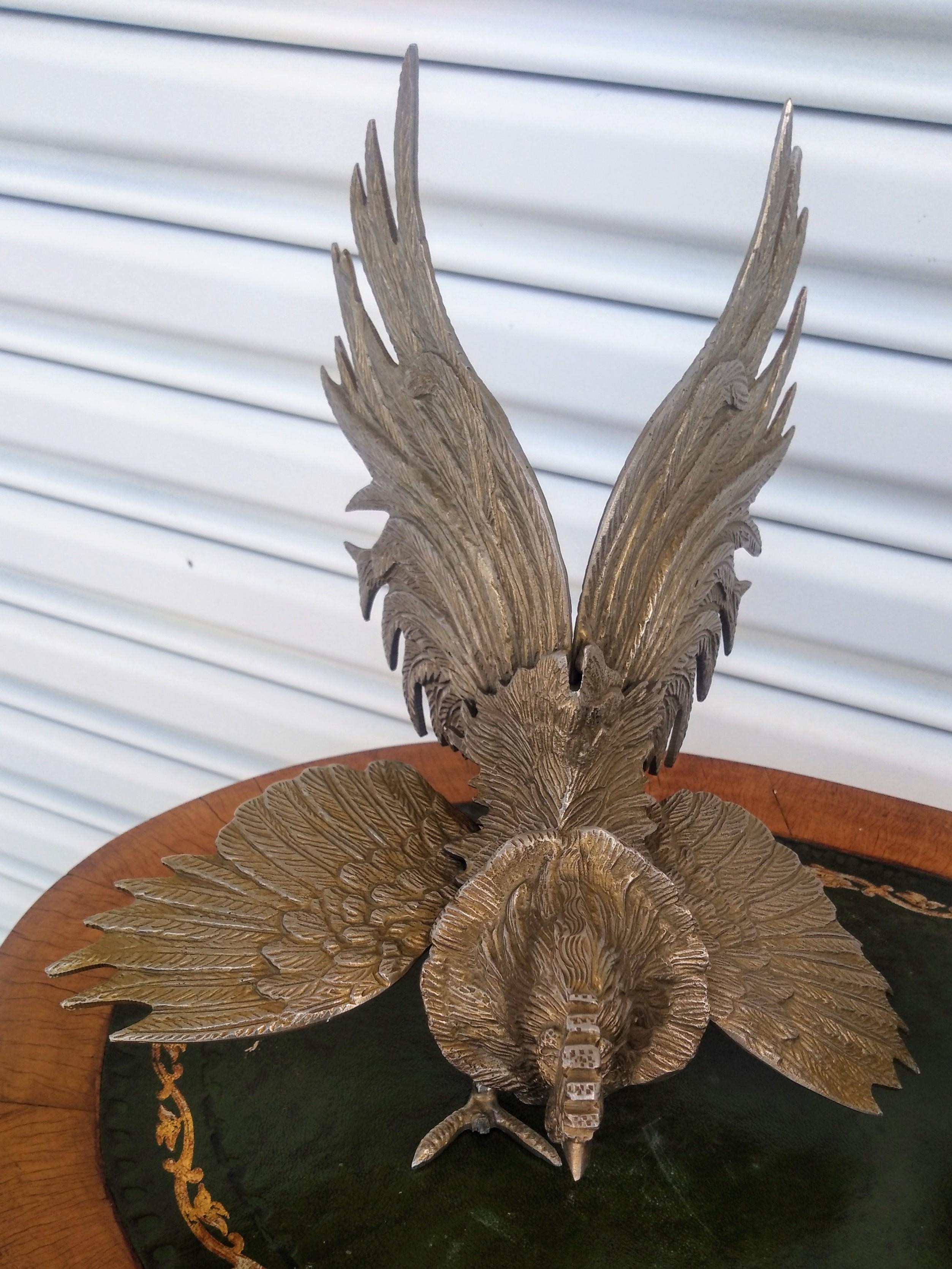 Si tratta di una coppia di sculture di galli da combattimento ben dettagliate. Costruite in metallo, hanno una bella fluidità di movimento.