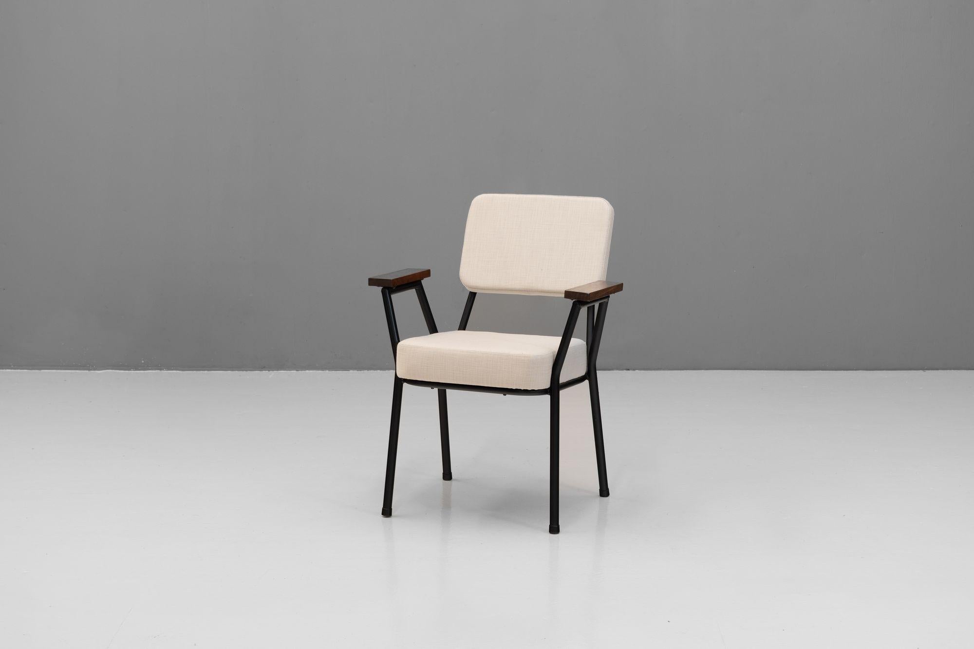 Paire de chaises d'appoint en acier du milieu du siècle par AT&T. Avec des bras carrés en teck massif et recouverts d'un lin beige. Irlande vers 1950.

H 76cm (SH 45cm) x L 58cm x P 54cm