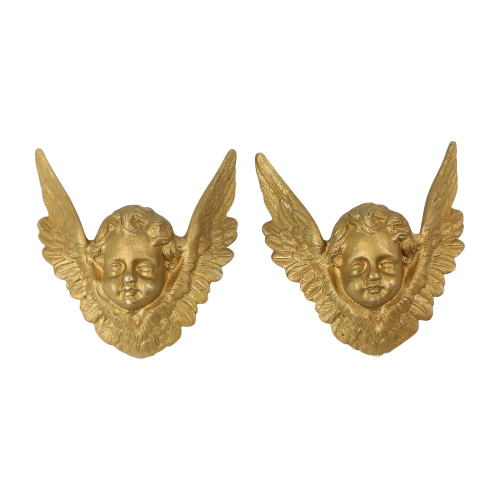 Paar vergoldete Metall-Engelköpfe mit Flügeln, schöne Vintage-Wandbehänge, zweite Hälfte des 20. Jahrhunderts.

Dies ist ein schönes Paar von Engeln an der Wand oder in den Weihnachtsbaum hängen, ist es bemerkenswert, dass sie aus Metall hergestellt