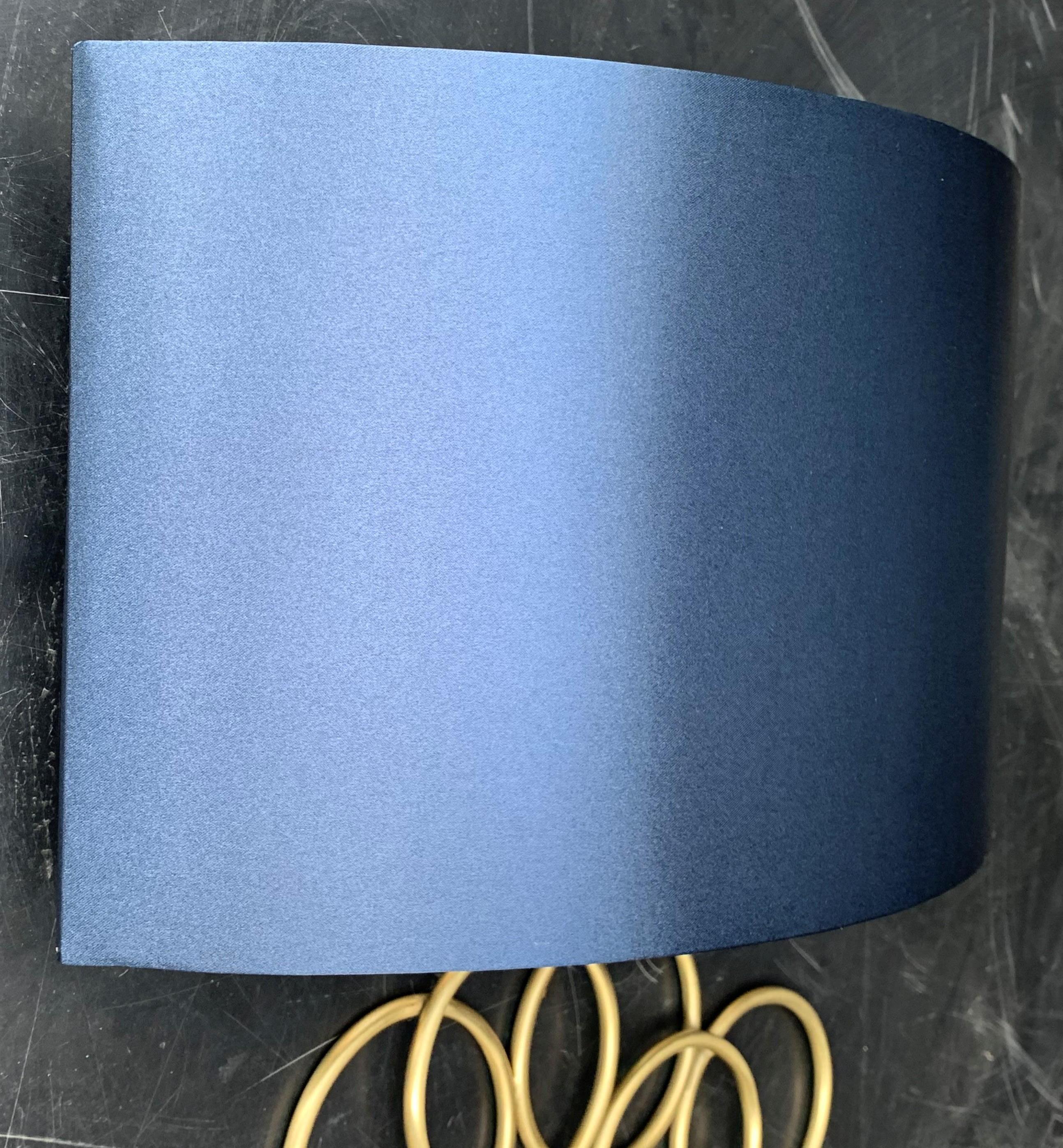 XXI secolo e contemporaneo Coppia di applique in metallo dorato con paralume in seta blu in vendita