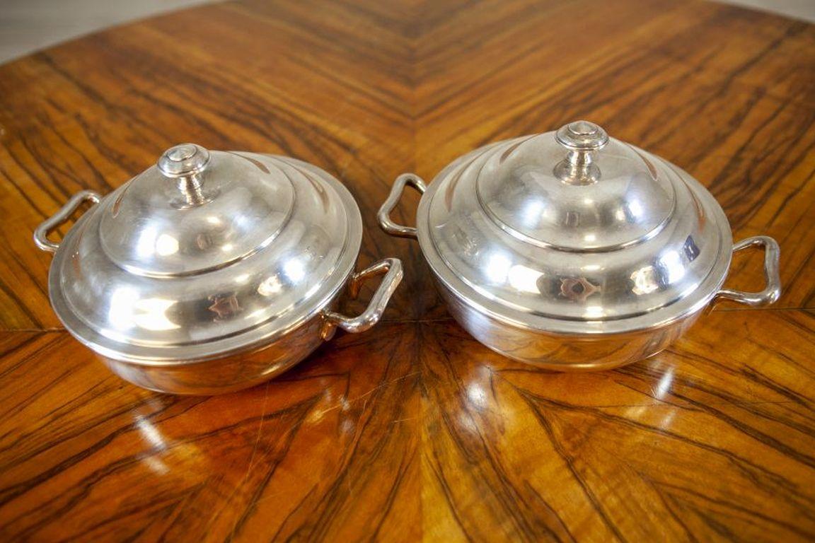 Pair of Metal Kitchen Vessels

Two metal vessels plated with lids and handles for easy carrying. In particularly good condition.