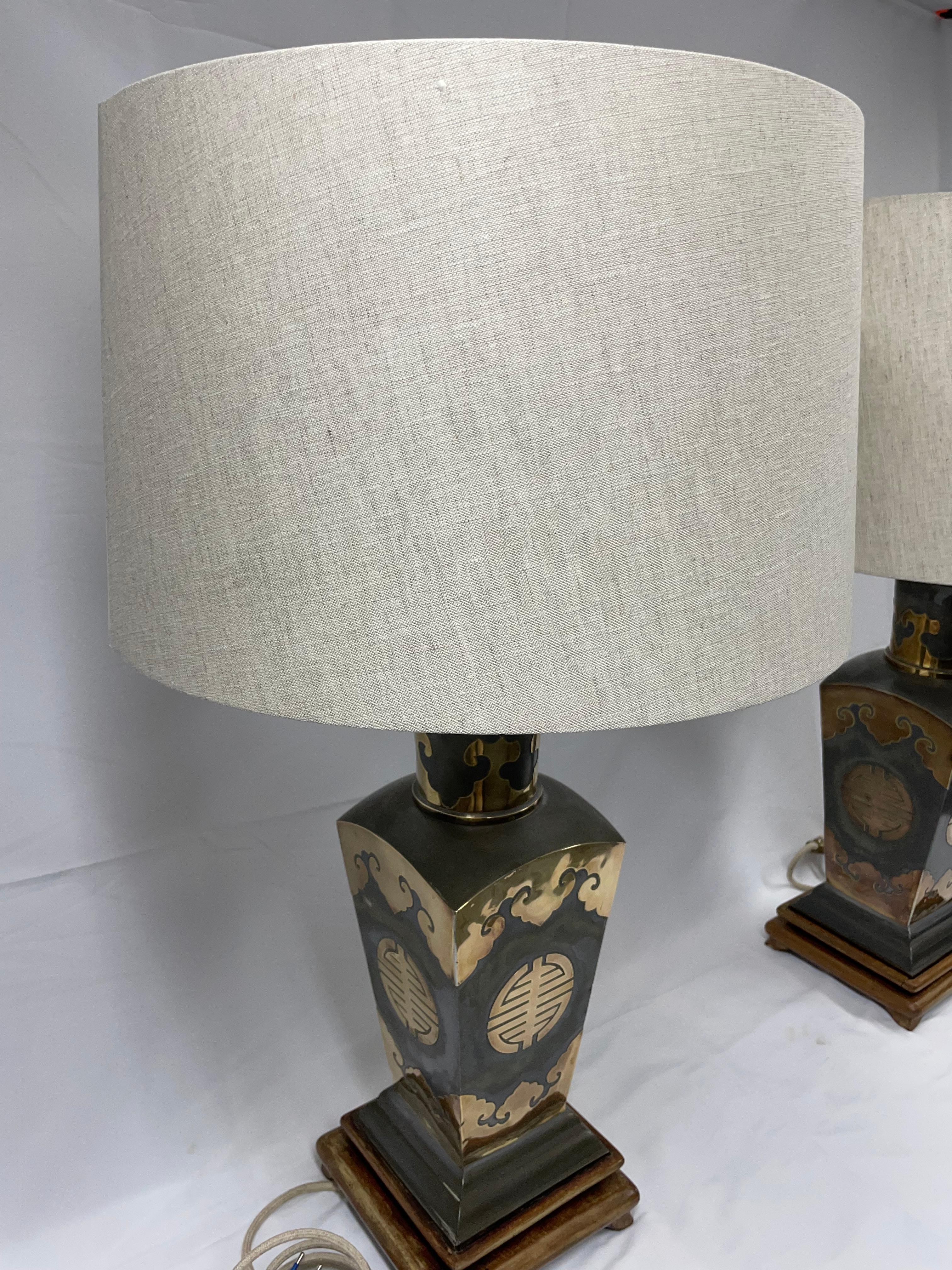 20ième siècle Paire de lampes en métal avec applications en laiton sur socle en bois, années 50 en vente