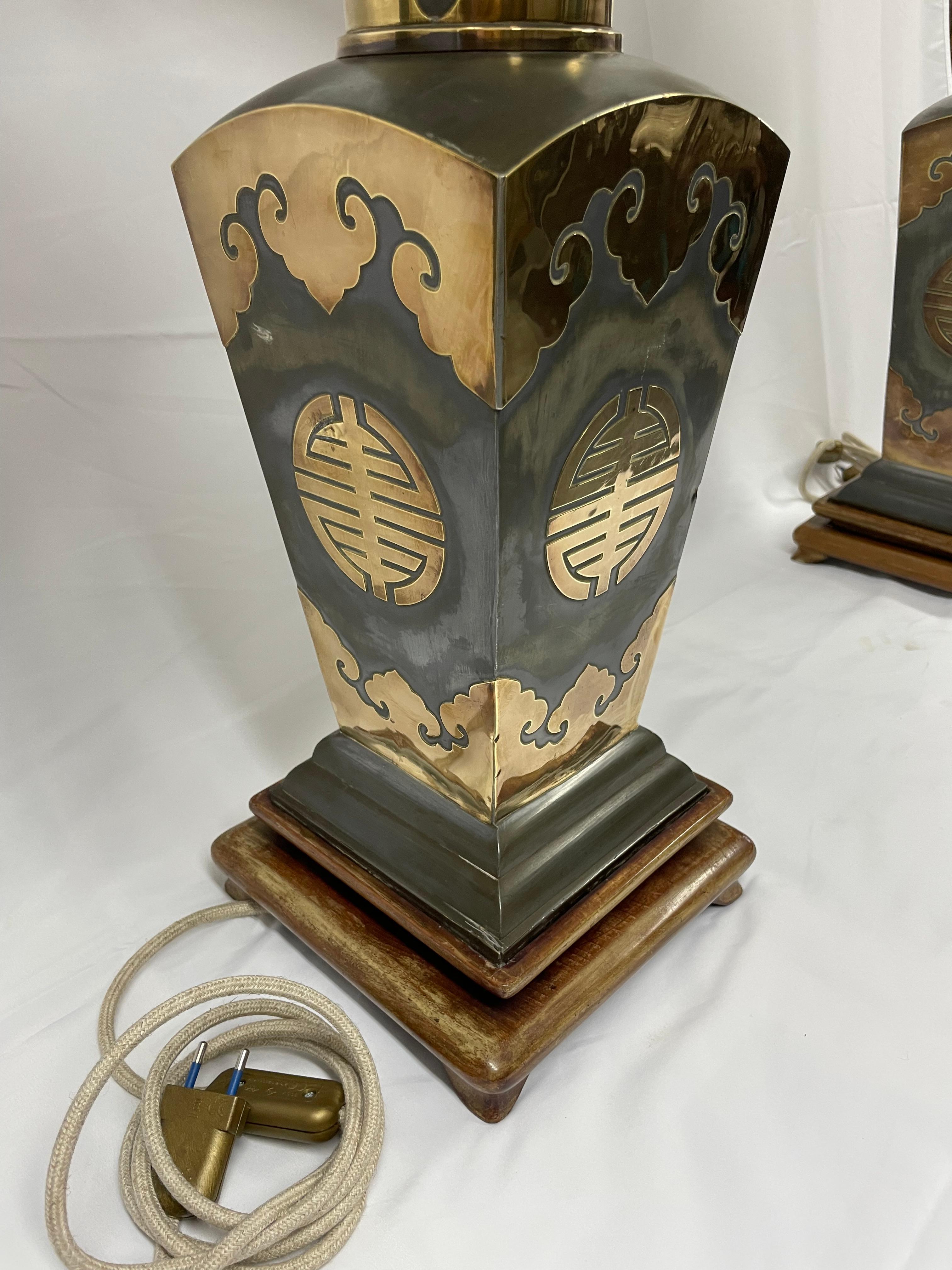 Paire de lampes en métal avec applications en laiton sur socle en bois, années 50 en vente 1