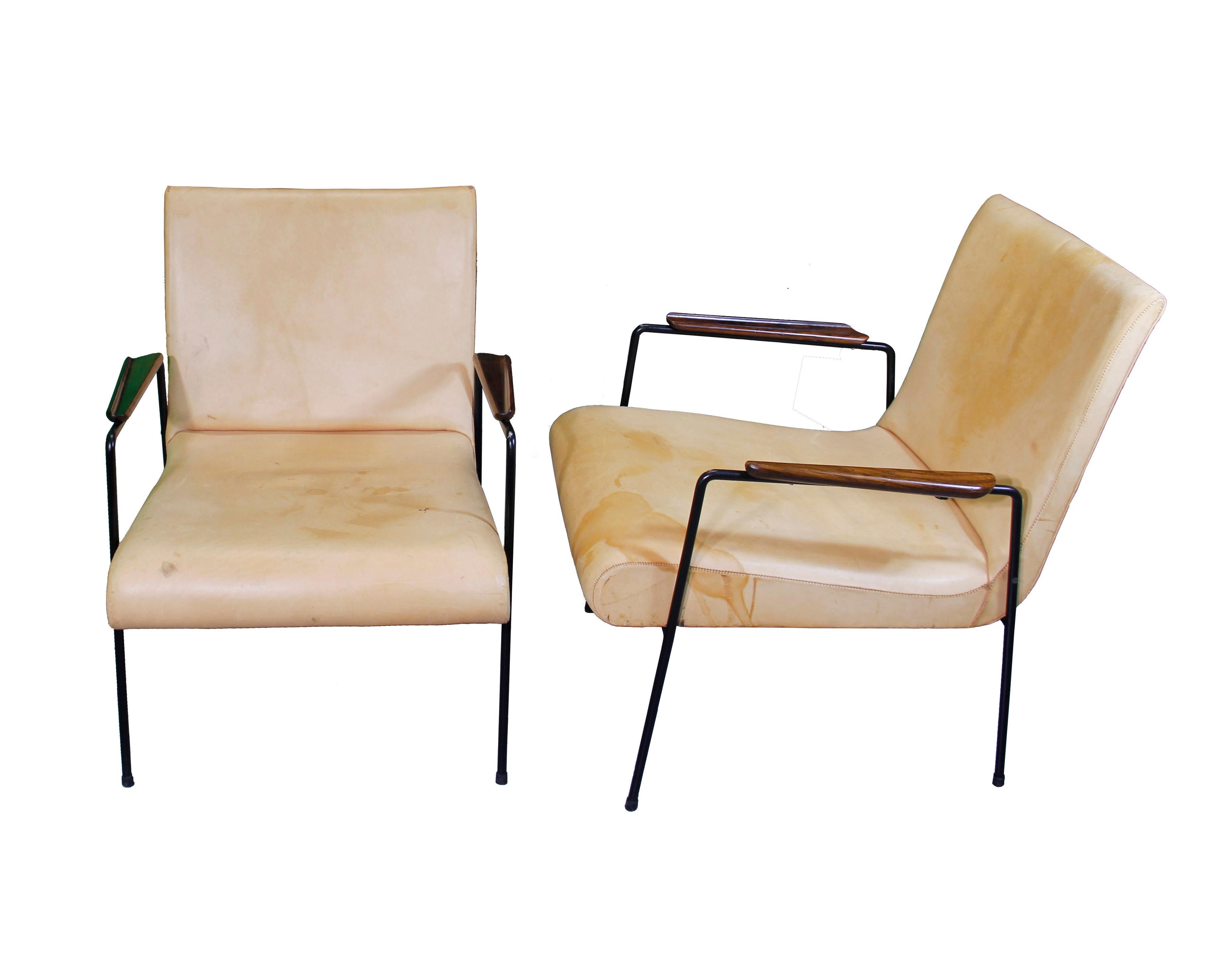 Mid-Century Modern Paire de fauteuils Leve en métal par Joaquim Tenreiro en vente