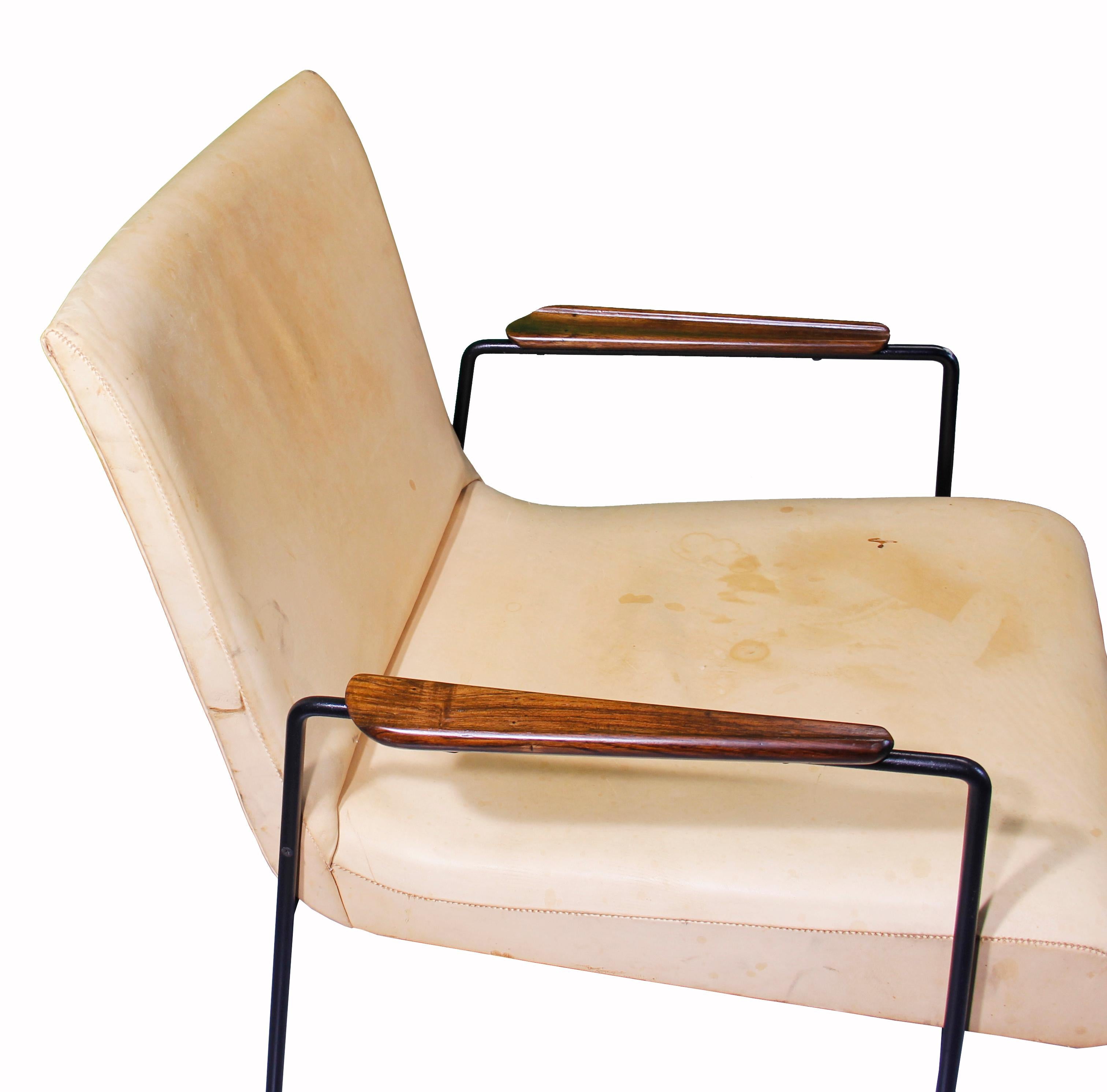 Ein Paar Leve-Sessel aus Metall von Joaquim Tenreiro (Brasilianisch) im Angebot