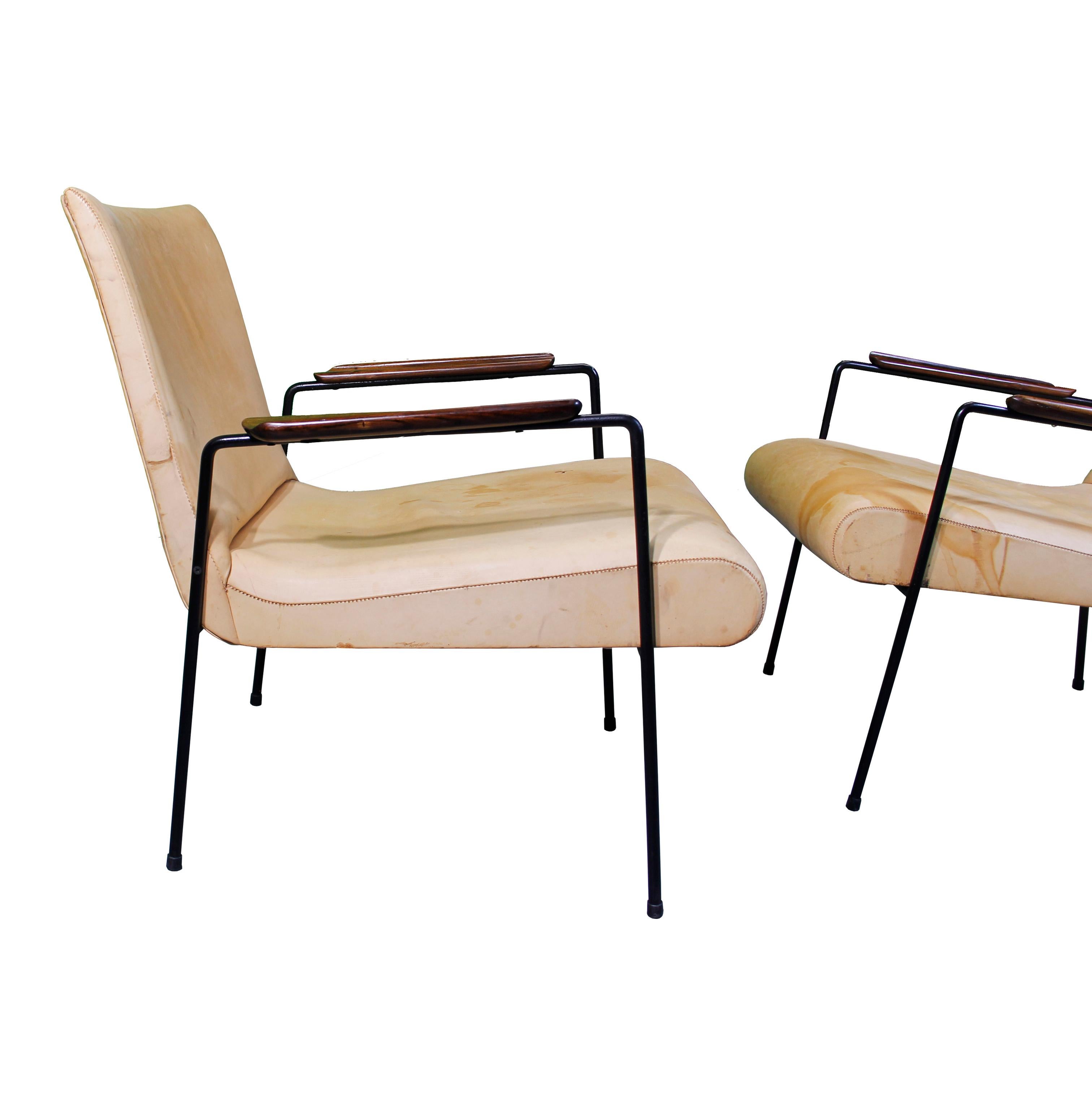 Ein Paar Leve-Sessel aus Metall von Joaquim Tenreiro (20. Jahrhundert) im Angebot