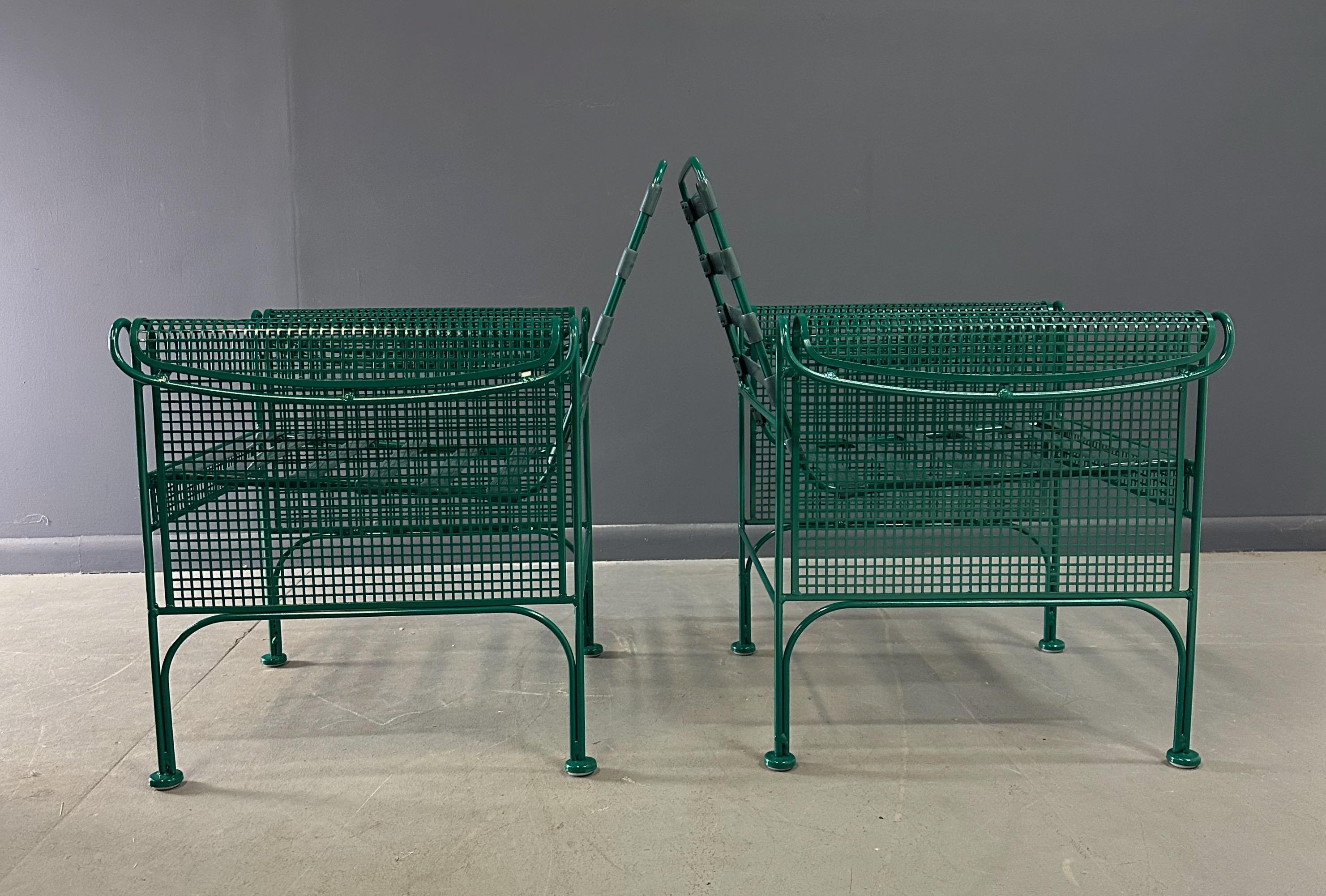 Paire de chaises longues en métal de Woodard dans le style de Josef Hoffman en vente 3