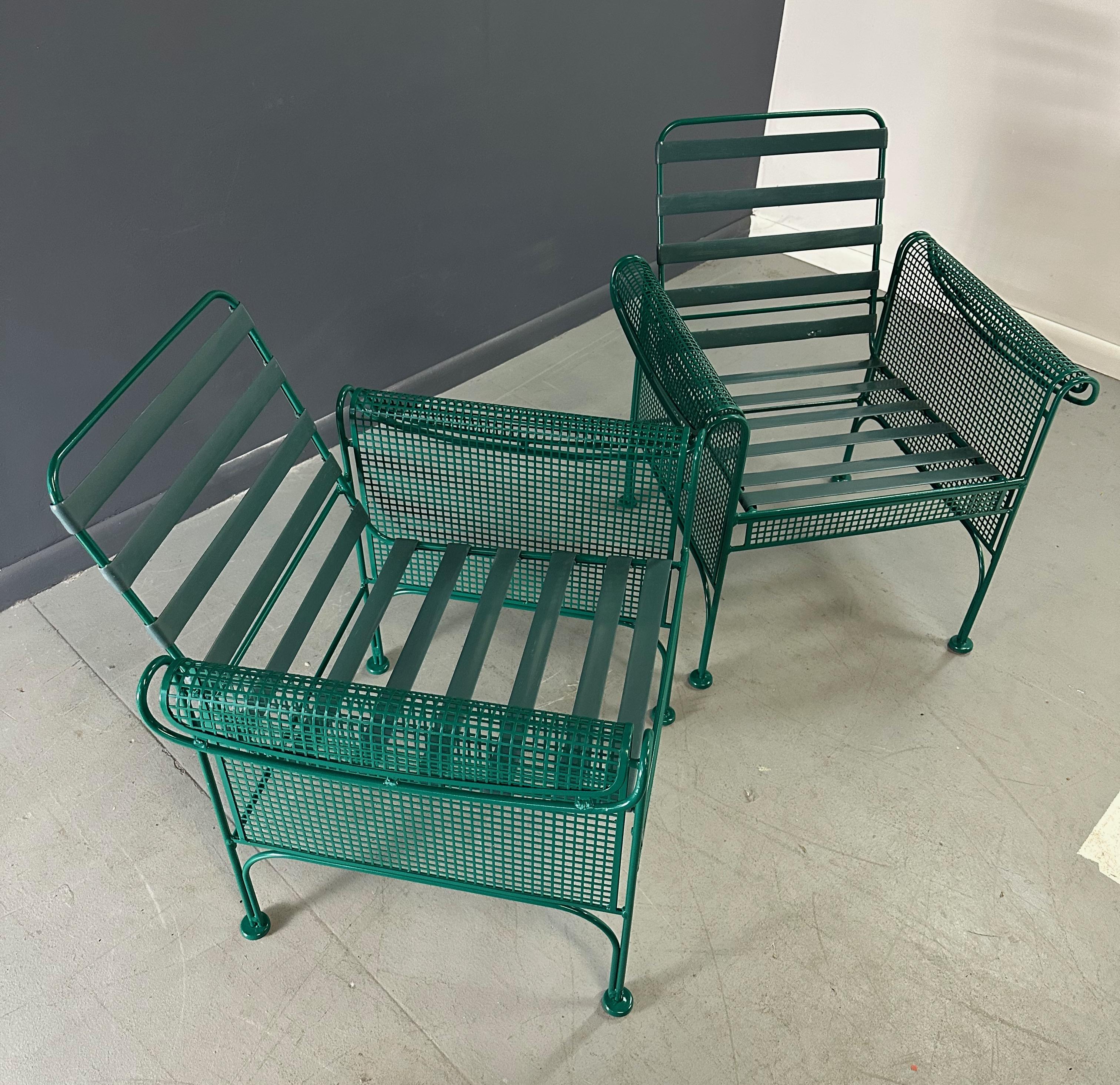 Insolites et fabriquées de main de maître par Woodard dans le style emblématique de Josef Hoffman, ces chaises longues en métal apportent un design sophistiqué à tout espace extérieur. Ces chaises ont fait l'objet d'une restauration complète du