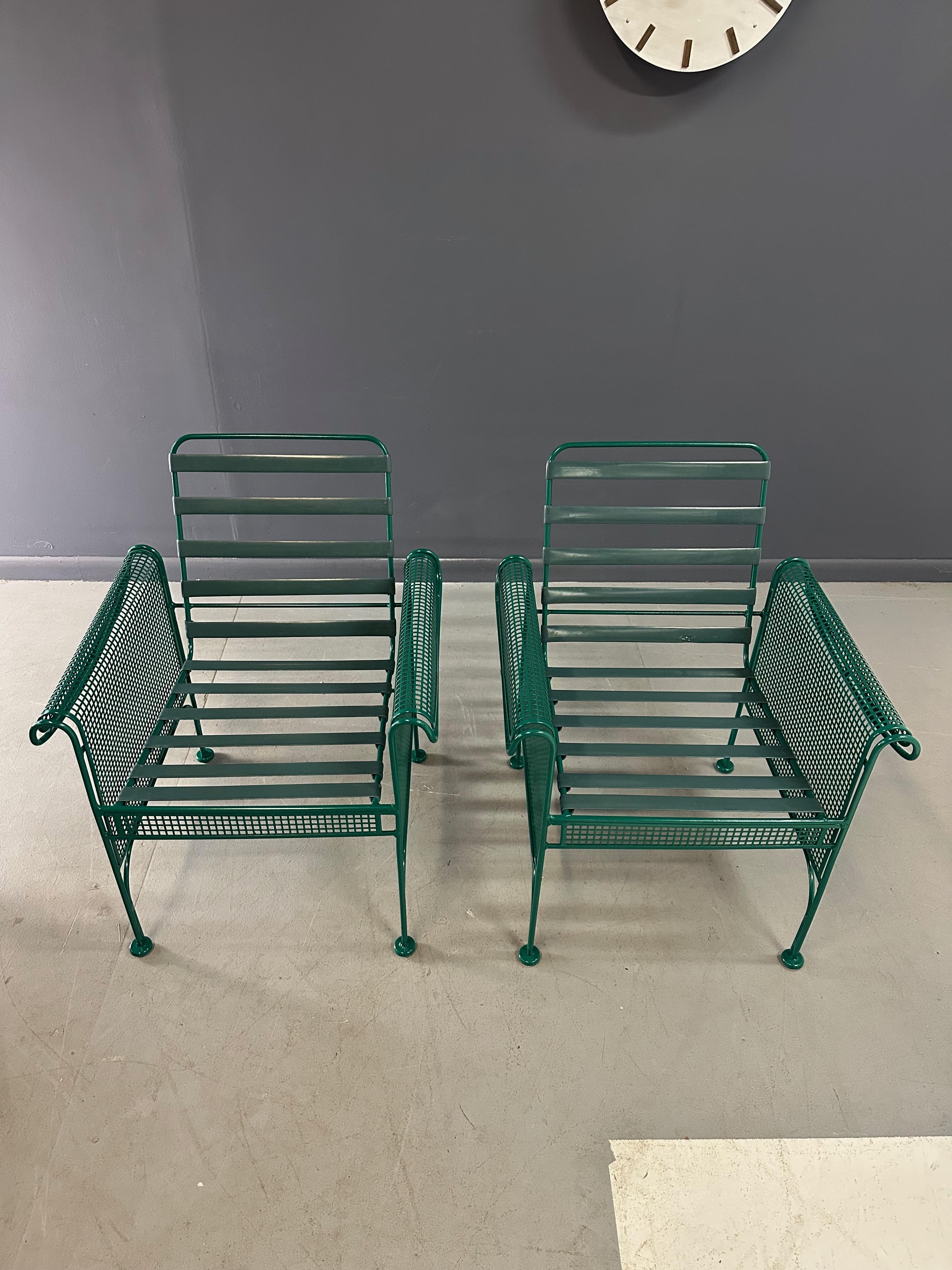 Mid-Century Modern Paire de chaises longues en métal de Woodard dans le style de Josef Hoffman en vente