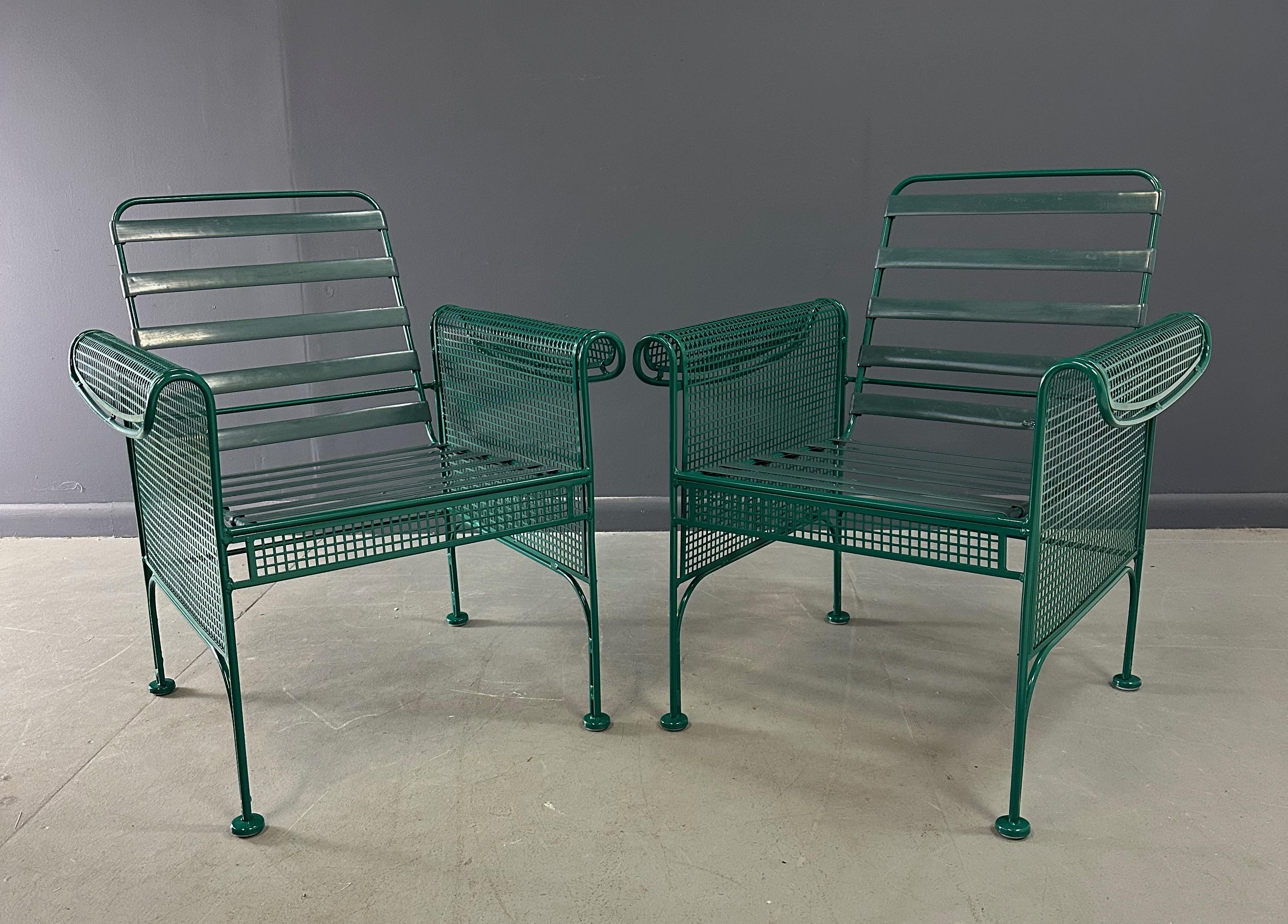 Nord-américain Paire de chaises longues en métal de Woodard dans le style de Josef Hoffman en vente
