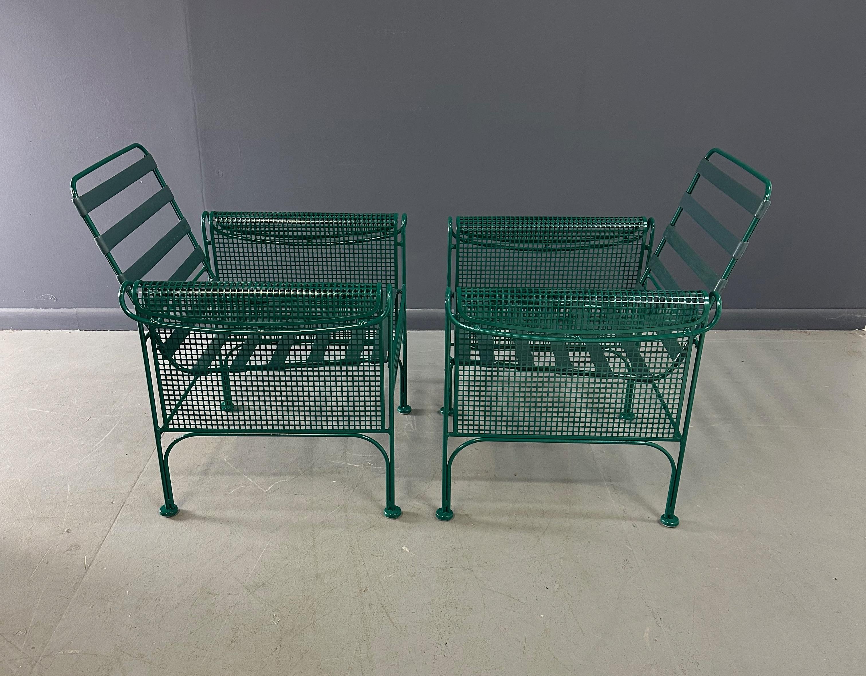 Paire de chaises longues en métal de Woodard dans le style de Josef Hoffman Bon état - En vente à Philadelphia, PA