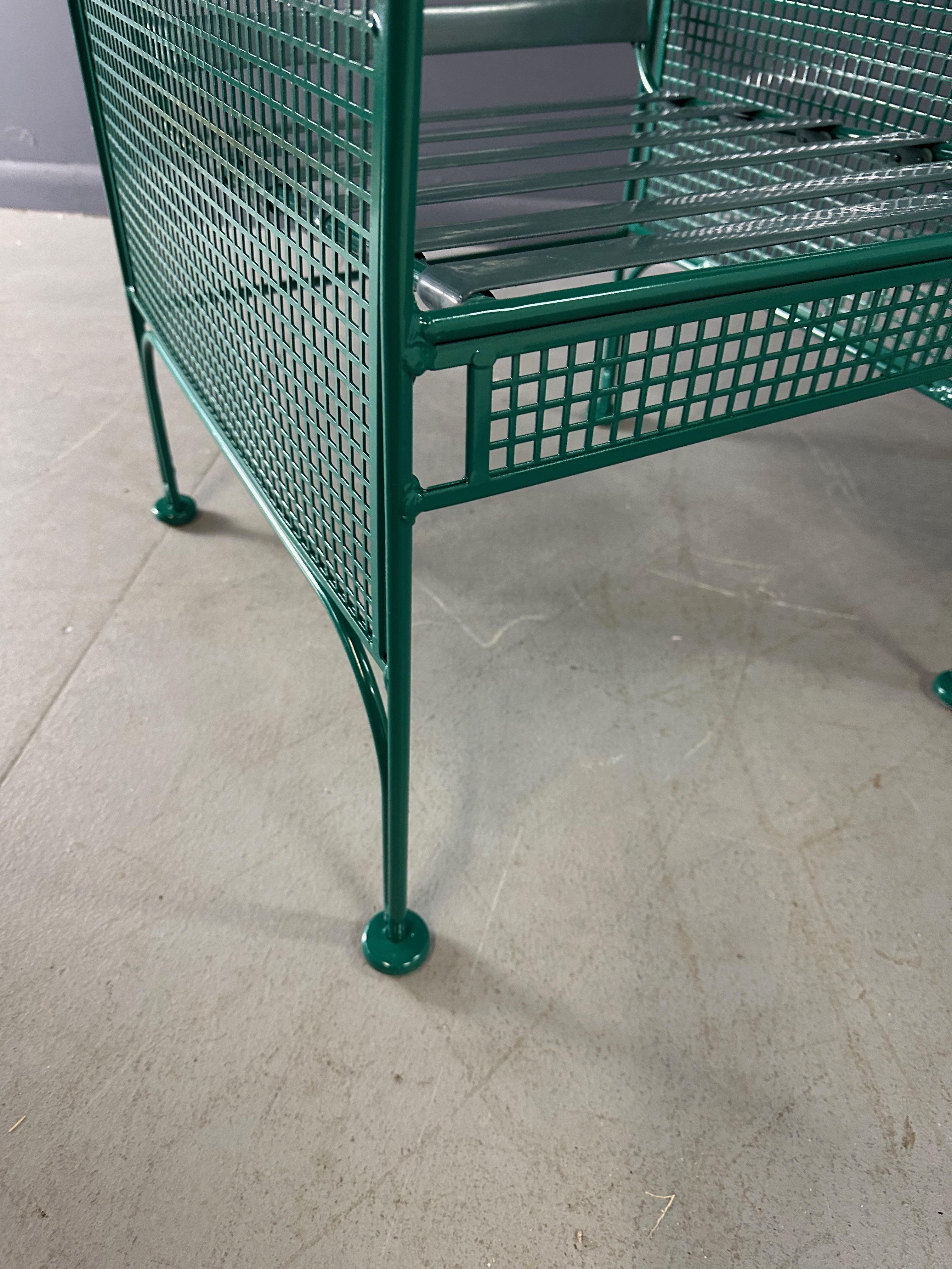 Acier Paire de chaises longues en métal de Woodard dans le style de Josef Hoffman en vente