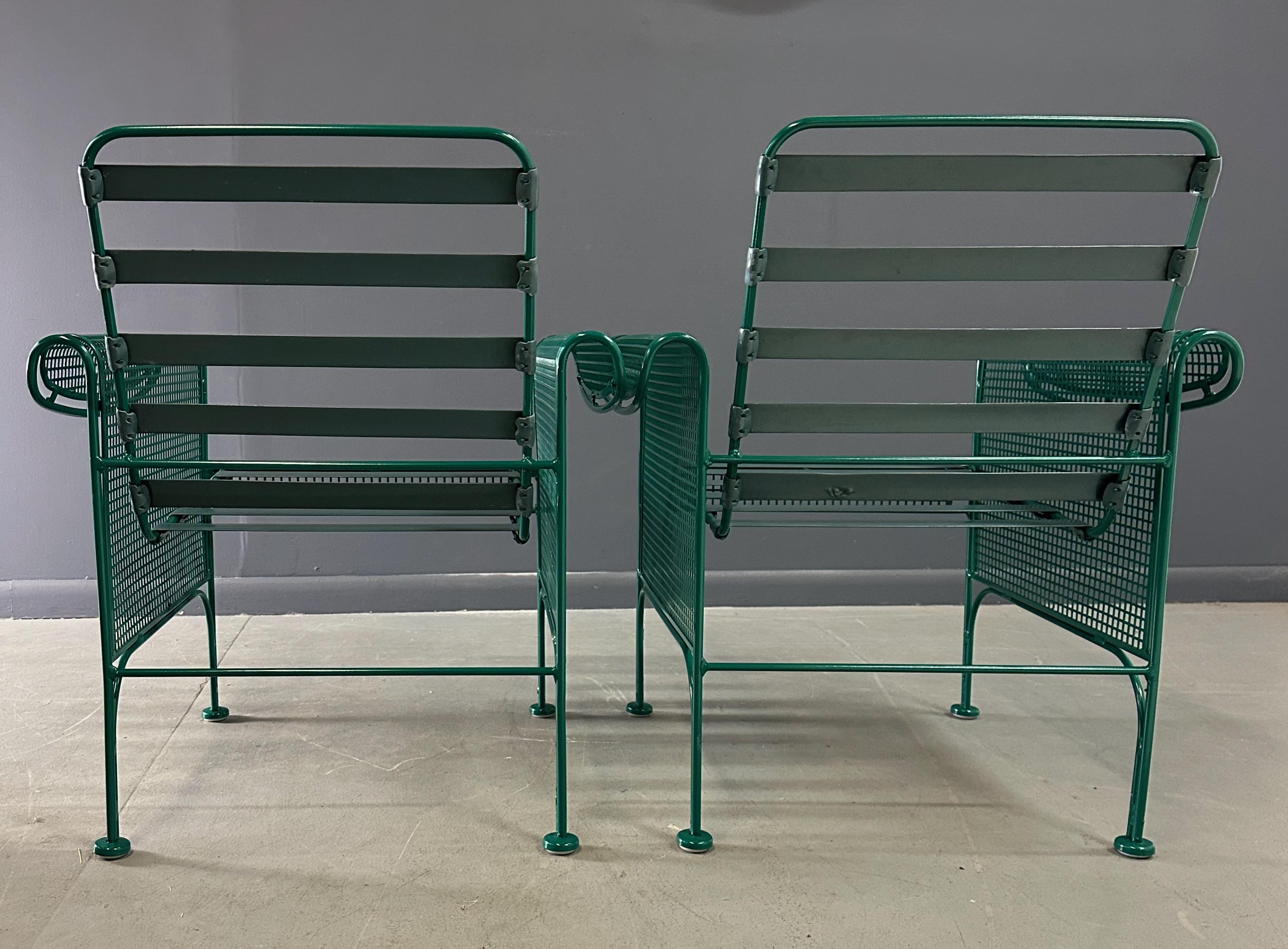 Paire de chaises longues en métal de Woodard dans le style de Josef Hoffman en vente 1